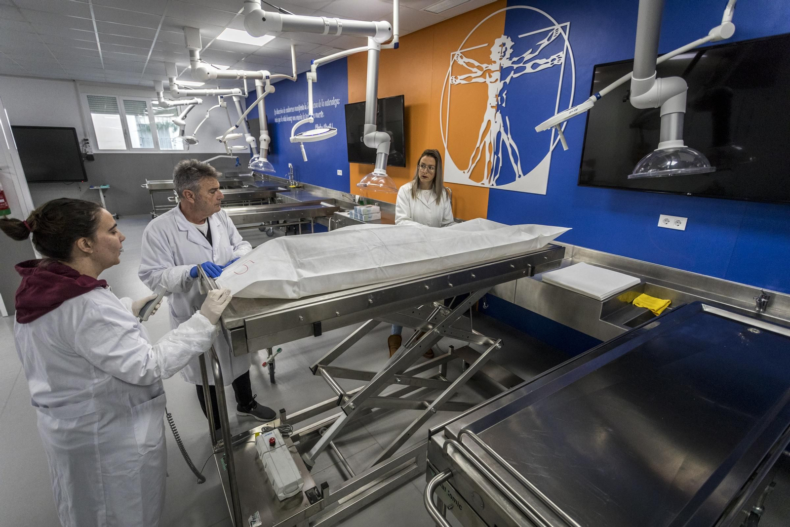 Técnicos del Departamento de Anatomía y Embriología Humana con uno de los cuerpos donados a la Facultad de Medicina de Cádiz en la Sala de Disección.