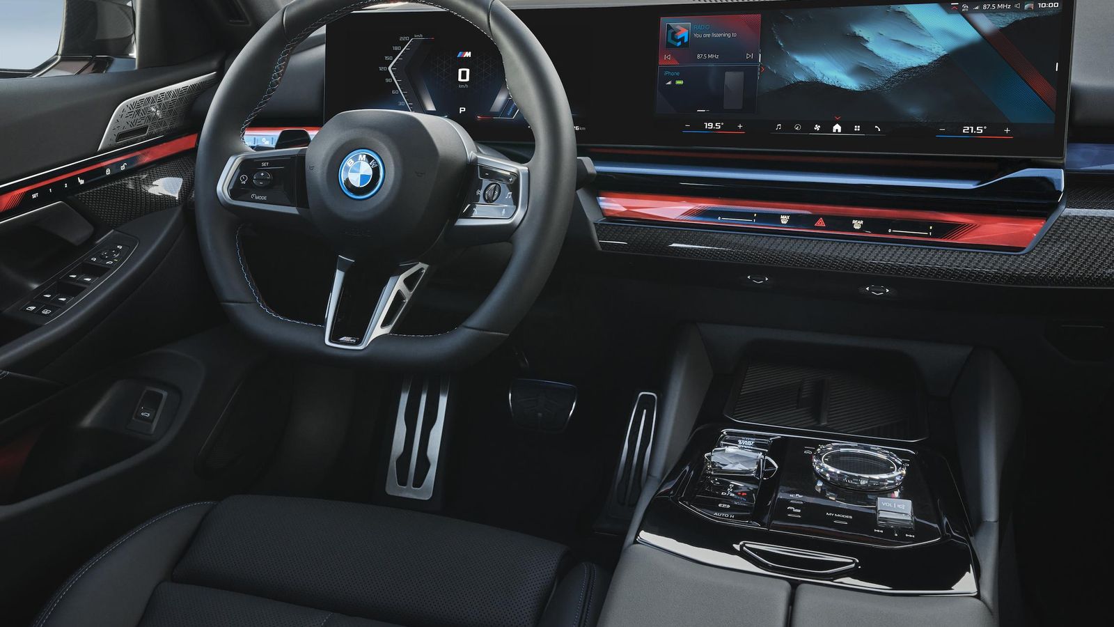 Entre lo más llamativo, la barra que, iluminada, aloja diferentes controles, como es el caso de los de la climatización o los aireadores.