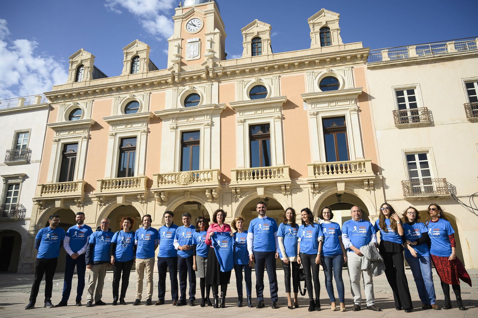 Presentan las camisetas que se lucirán en la Carrera de la Mujer.