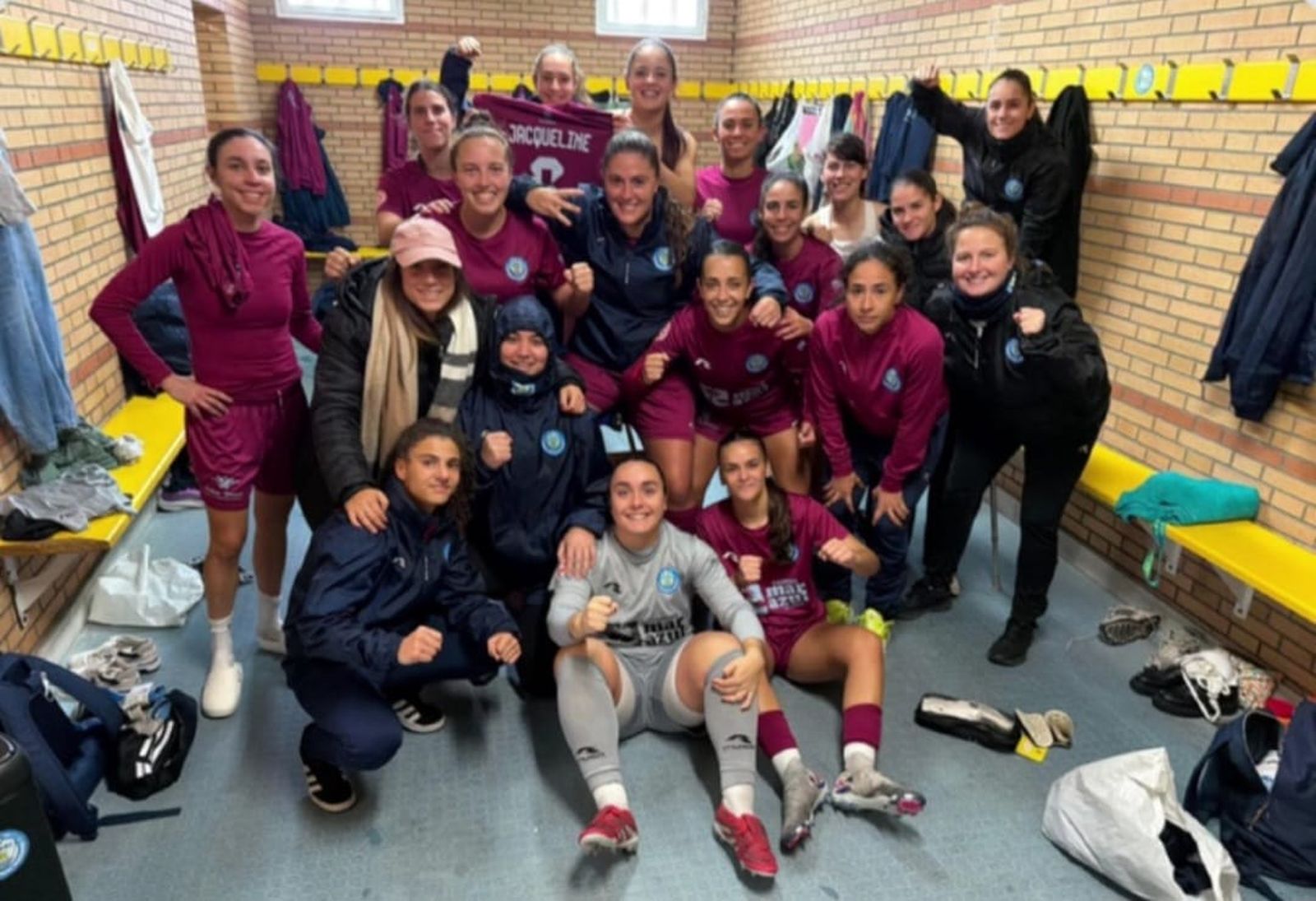 Las jugadoras del CFF Mvrgi celebran su victoria frente al Real Jaén en su vestuario este pasado fin de semana.