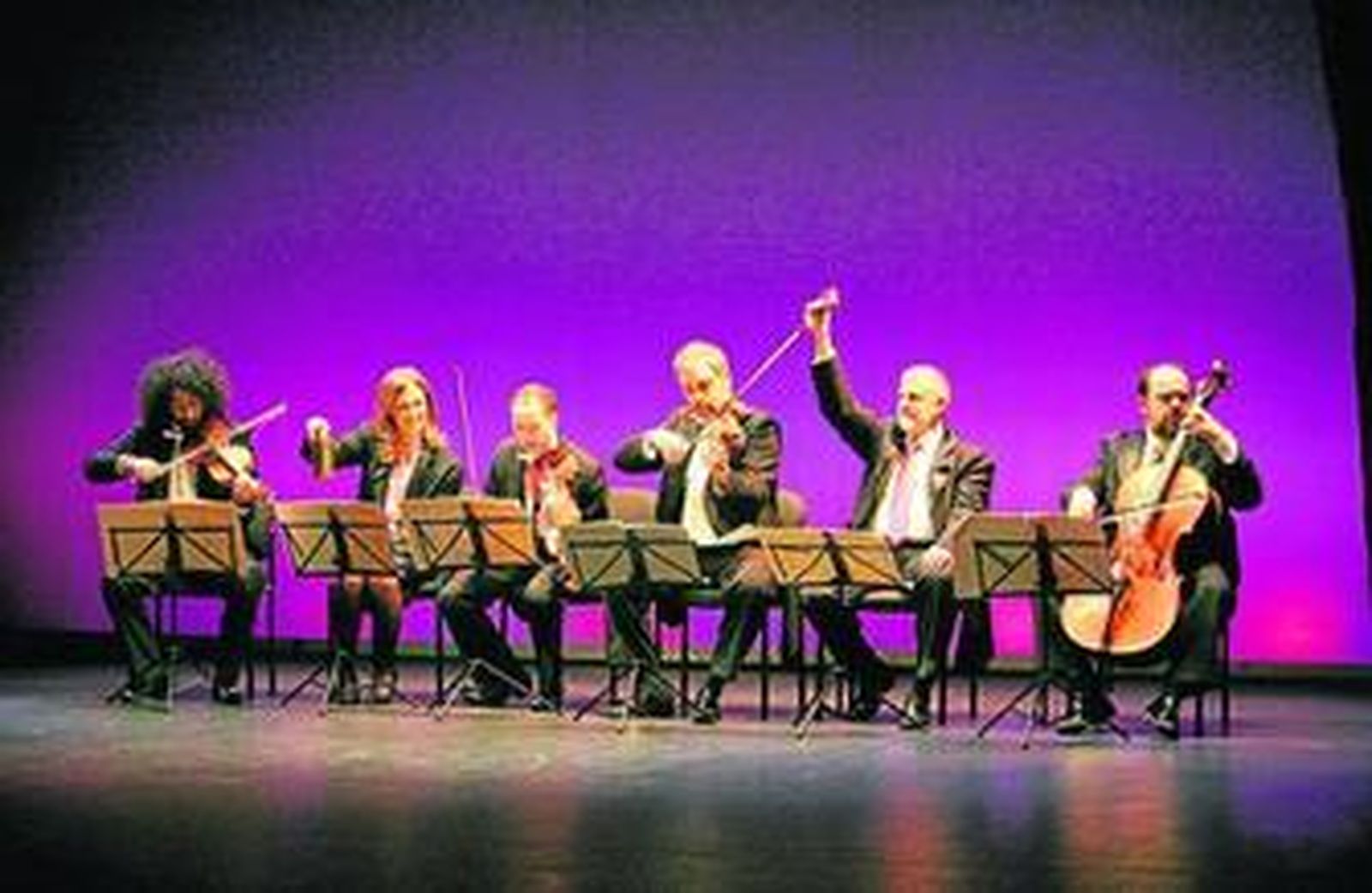 Ana Labella y Emilio Osorio fueron músicos improvisados en la obra 'Pagagnini'.