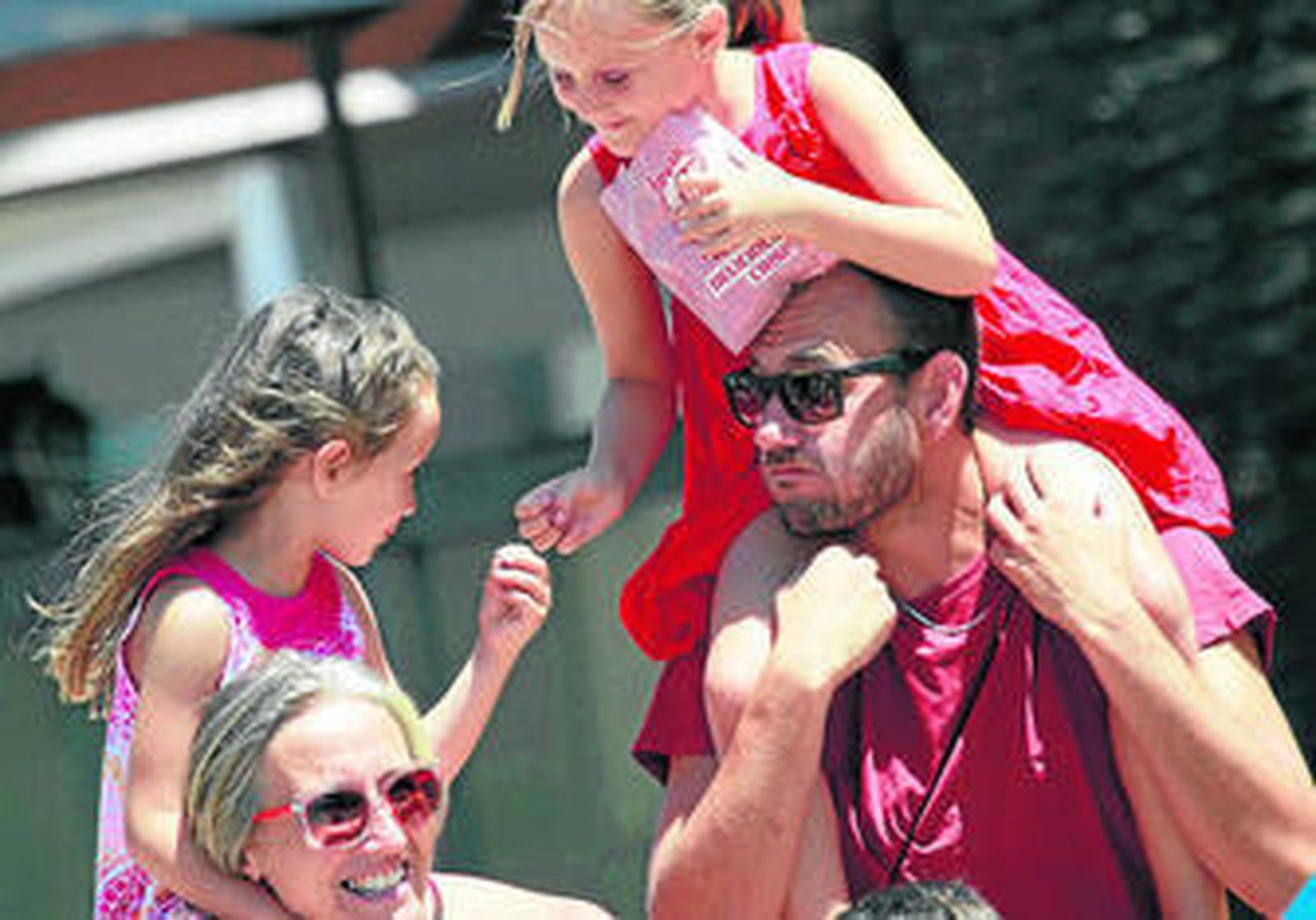 Una imagen de una familia de turismo en Tarifa.