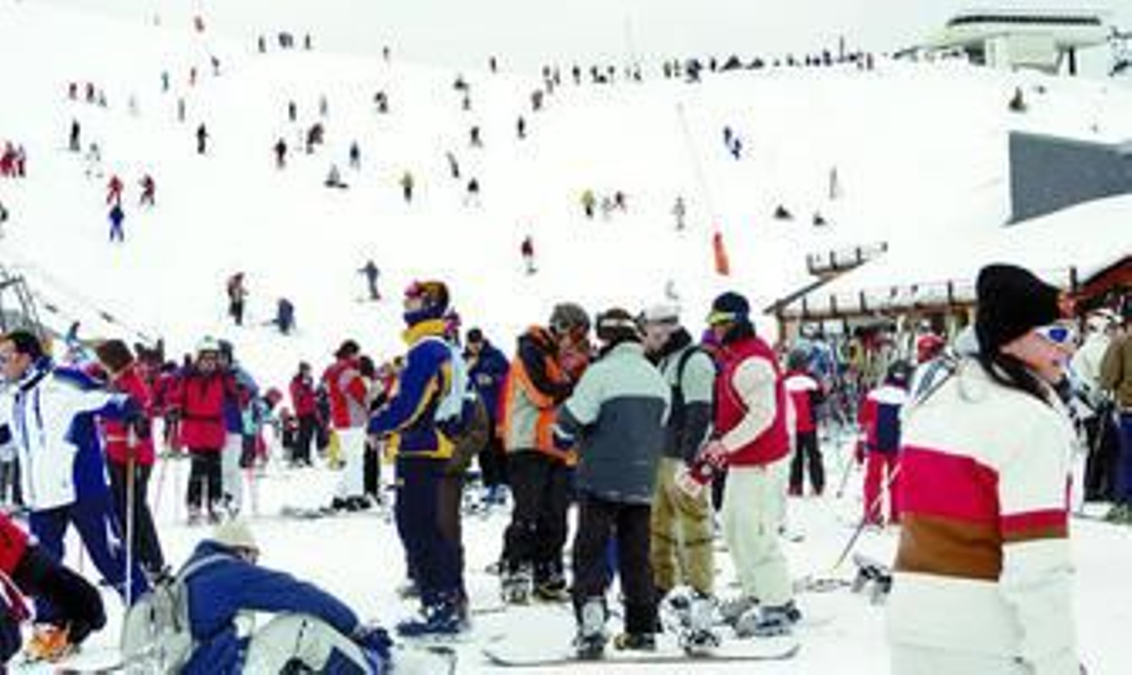 Decenas de personas aguardan su turno para esquiar en la estación de Cerler, en el Pirineo aragonés.