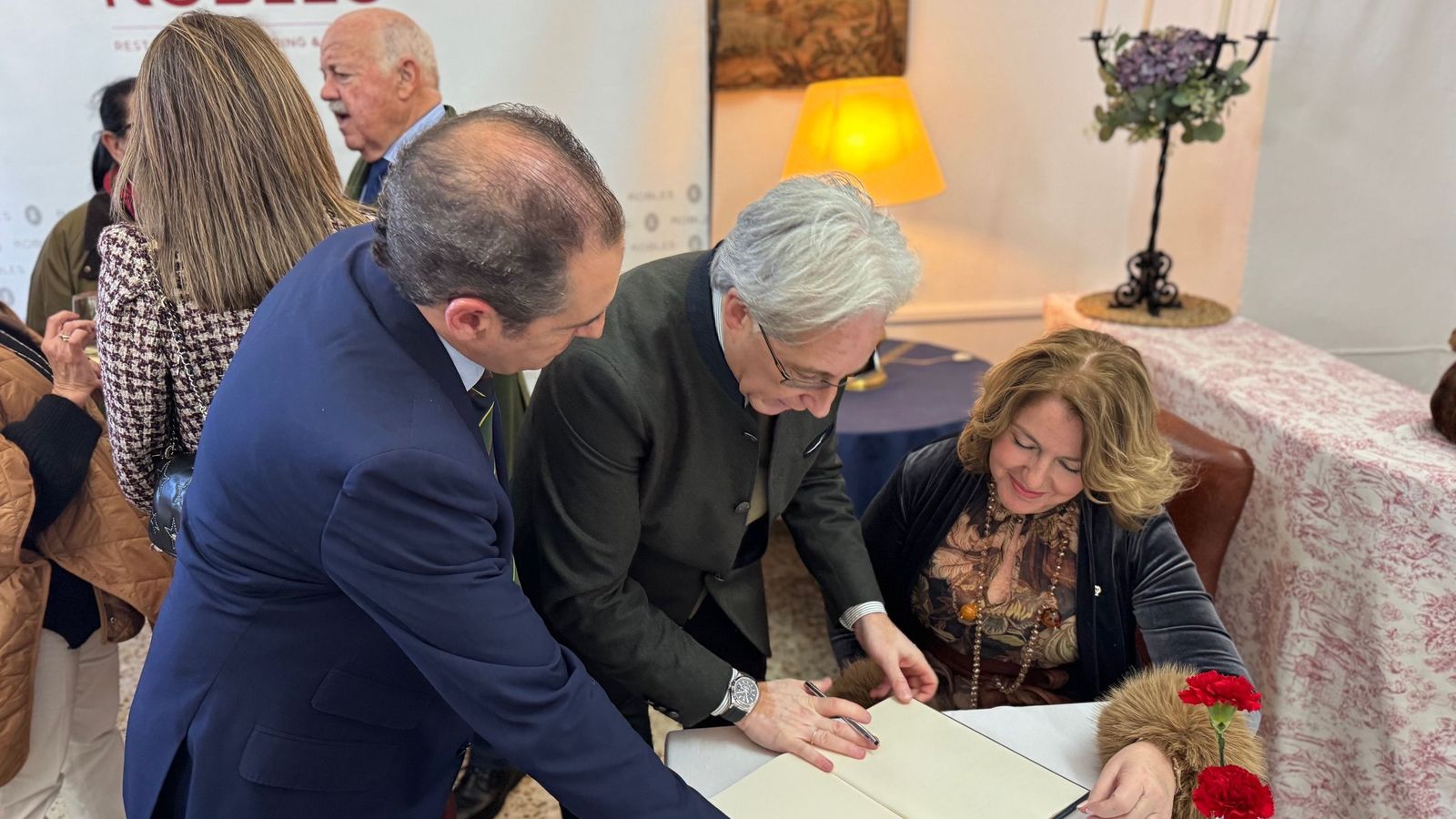 Pedro y Laura Robles firman en el Libro de Honor del Casino de Cazalla, fundado en 1898.