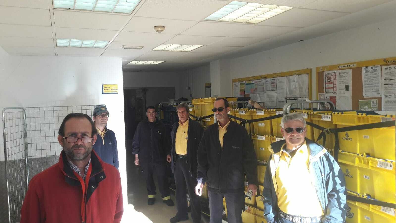 Trabajadores de Correos en la sede de la plaza Amargura.