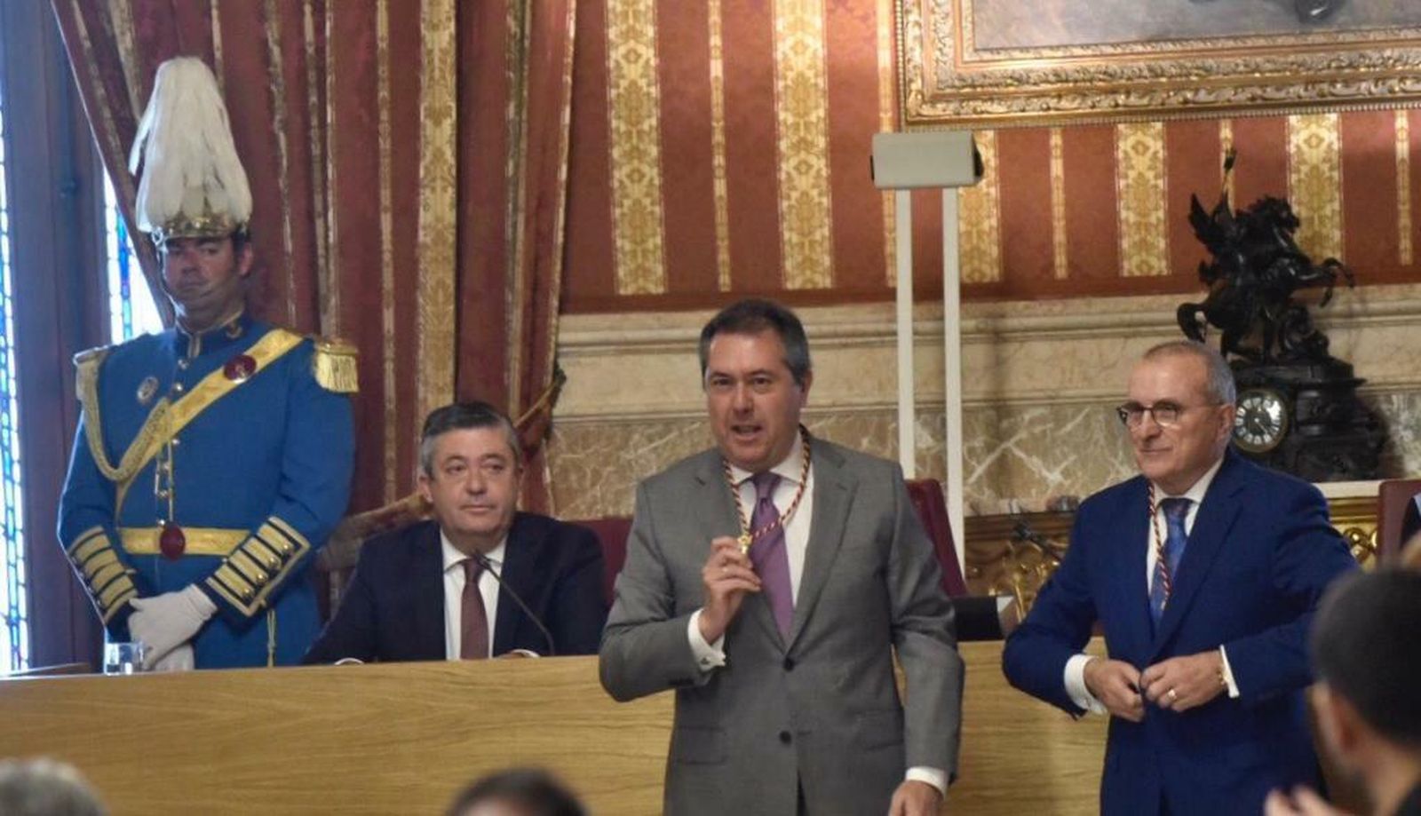 Las imágenes del pleno de investidura de Juan Espadas como alcalde de Sevilla