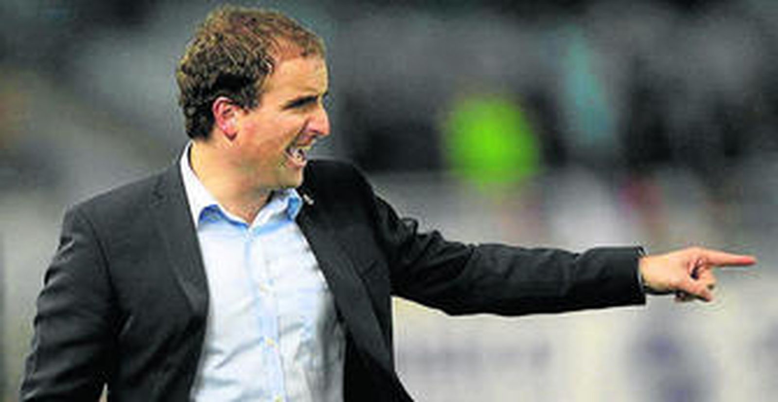 Arrasate da indicaciones durante un partido.