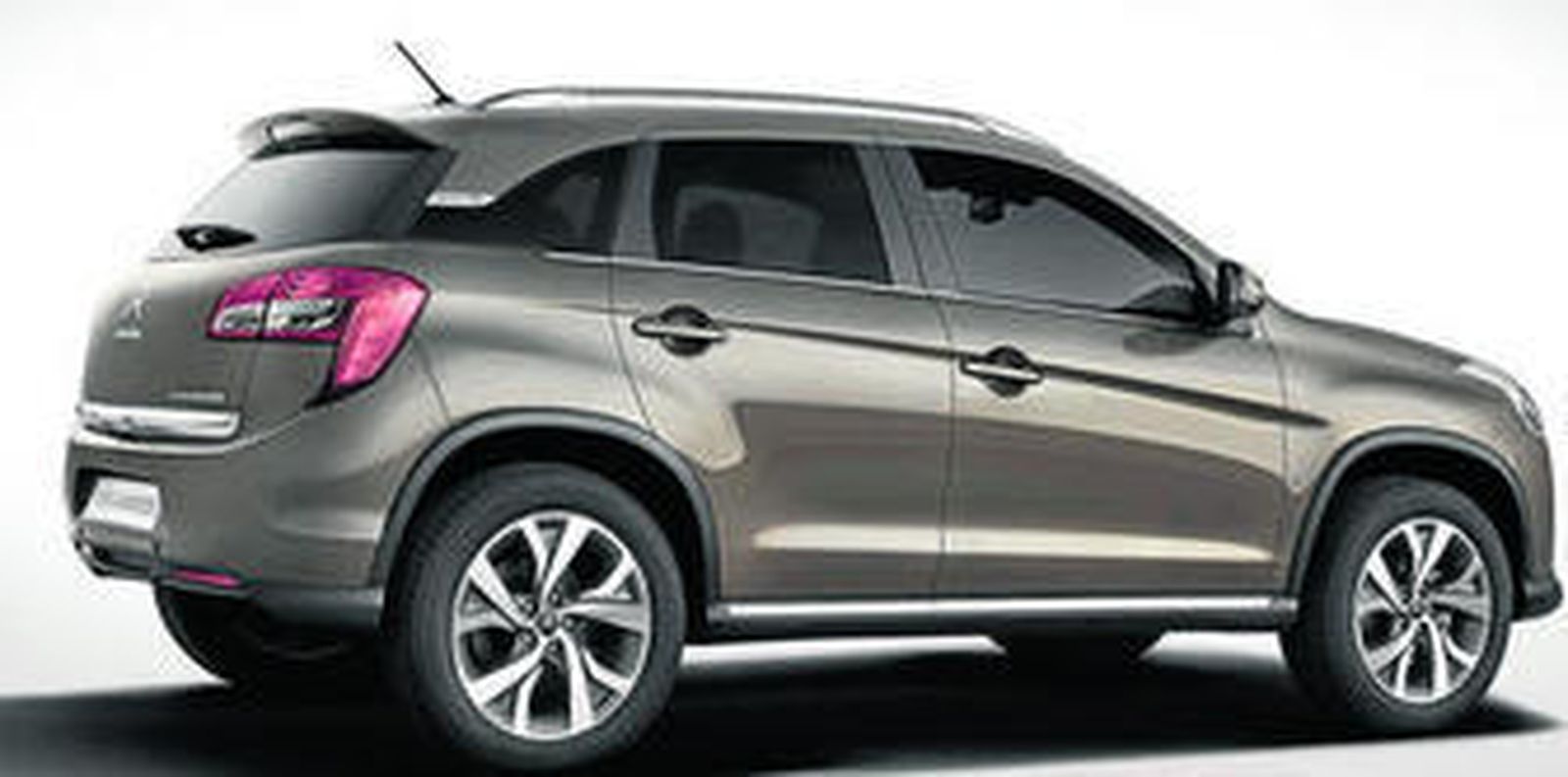 El Citroën C4 Aircross toma su estilo de los genes de la marca y une el dinamismo de los modelos con las líneas musculosas de un vehículo todoterreno.