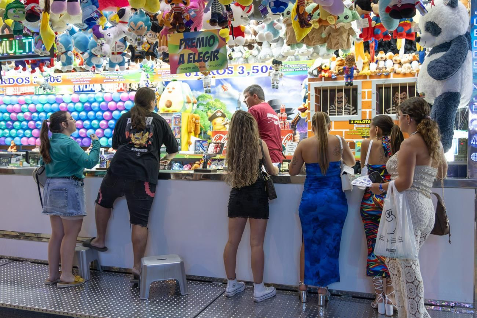 Pasacalles inaugural, fuegos artificiales e iluminación de la portada de feria y del recinto ferial de la Feria de San Bartolomé en Martos