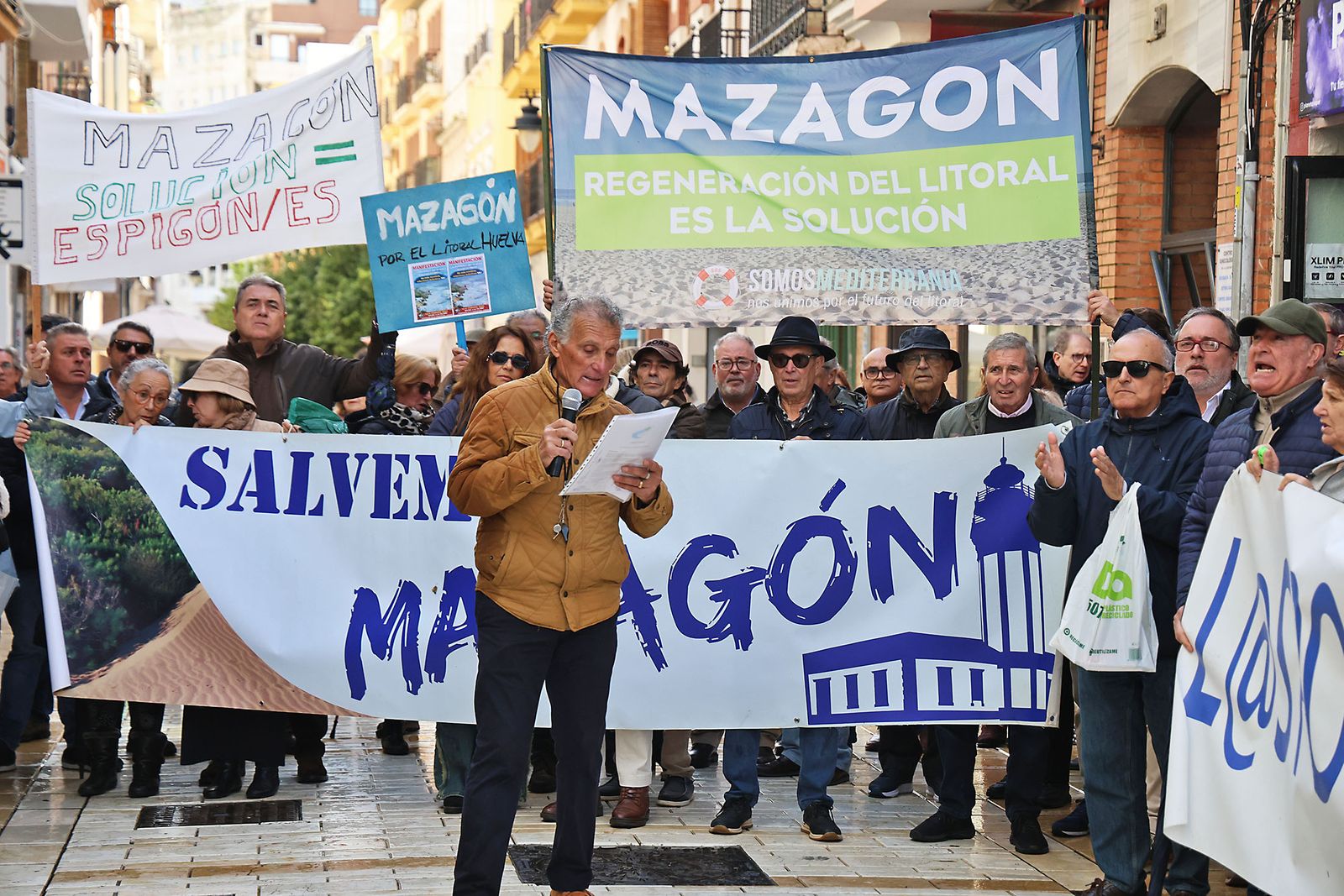 Fotografías de la manifestación en Huelva para exigir la regeneración de las playas