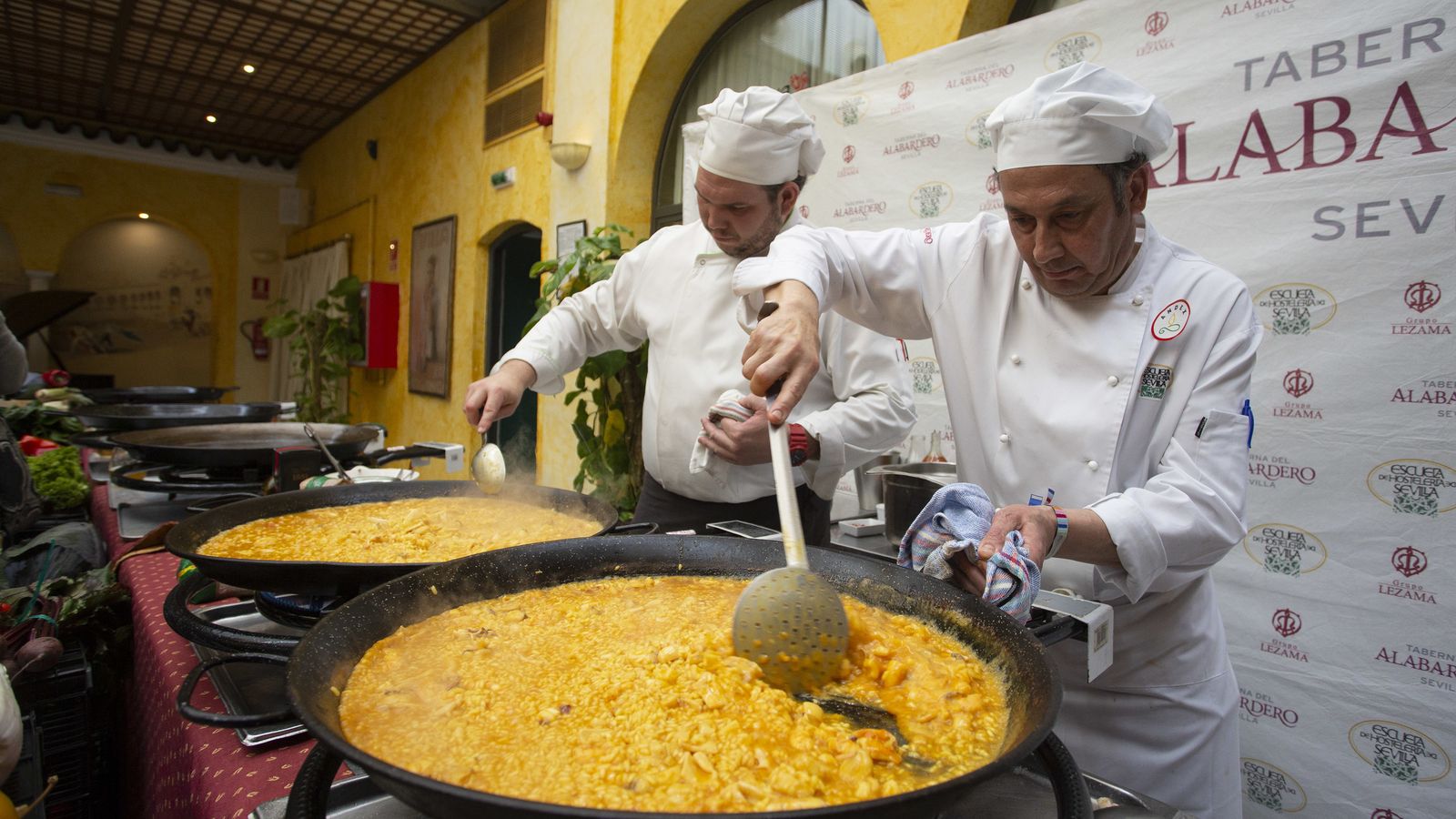 Elaboración del arroz a banda en la inauguración de la Semana del Arroz.
