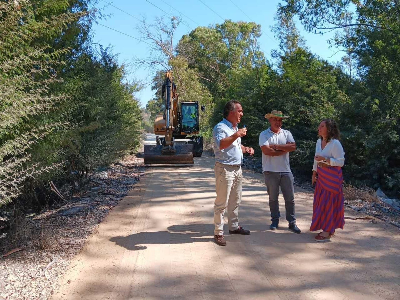 Susana Sánchez visita las obras de mejora del Camino del Carrillo.