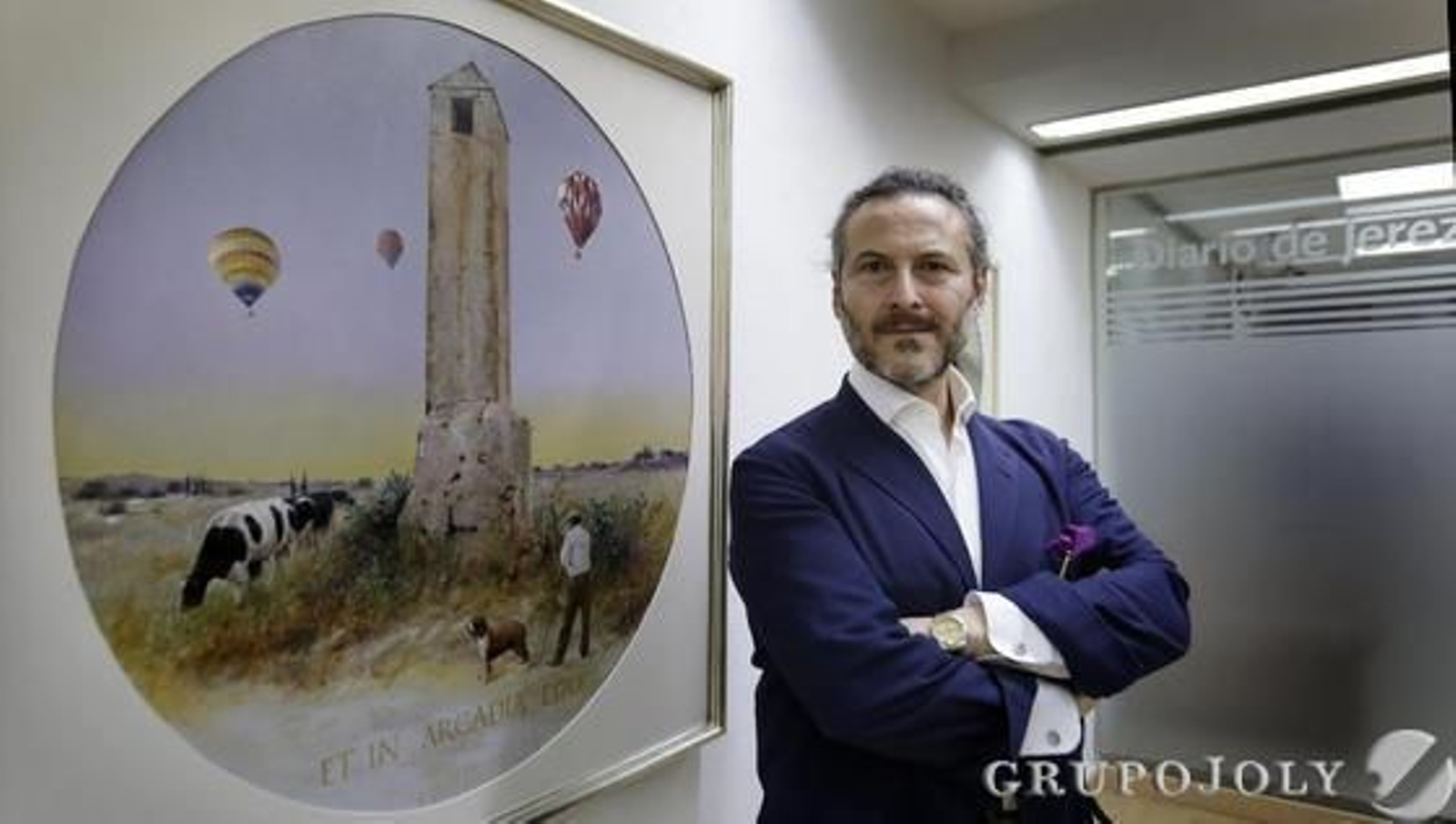 El pintor Pepe Molina posa junto a una de las obras, ayer, durante la inauguración.   Foto: Miguel Angel Gonzalez