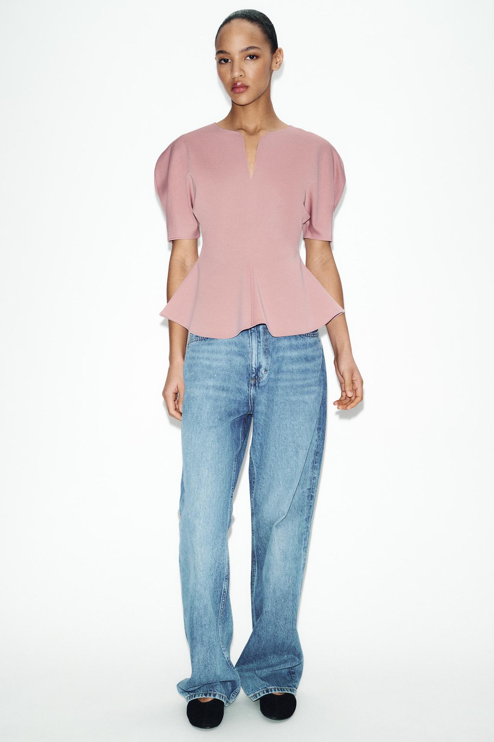Camiseta rosa de Zara con peplum.