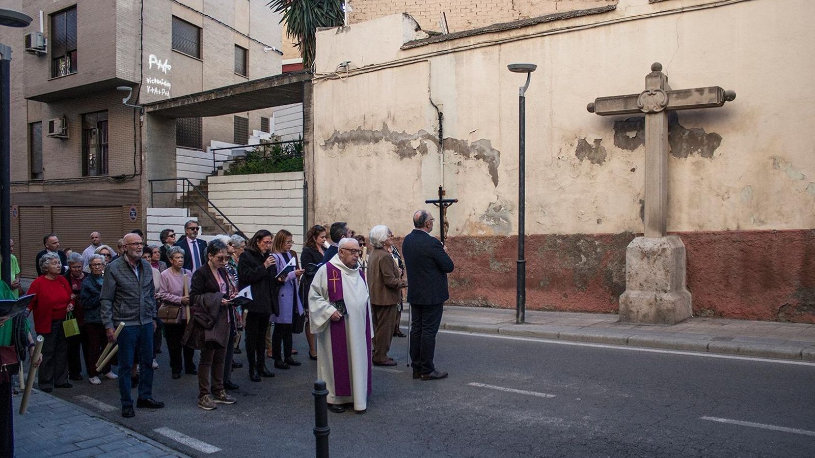 Rezo del Vía Crucis junto a la estación número IV en el año 2023.