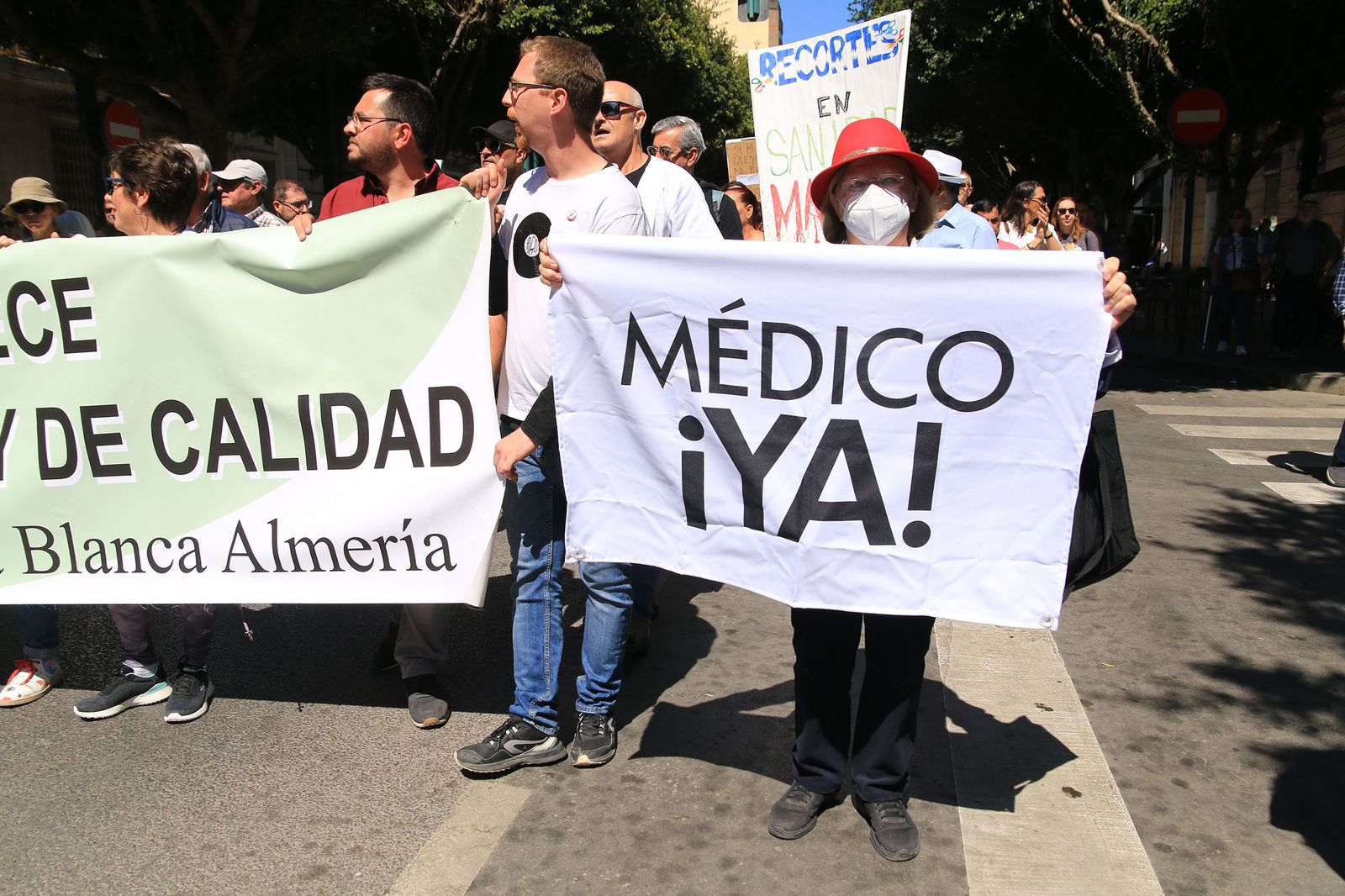 Los sanitarios de Almería se manifiestan contra la mala salud de la sanidad andaluza