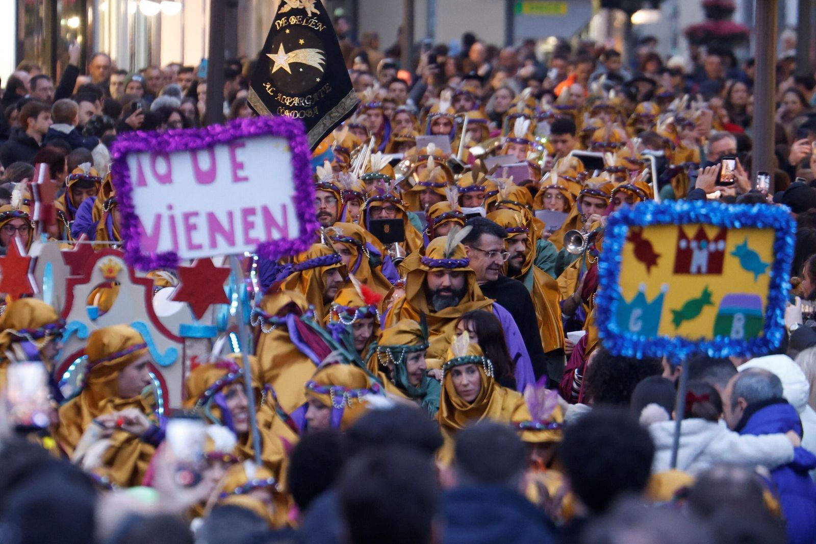 El Cartero Real llena de ilusión el Centro de Córdoba, en imágenes