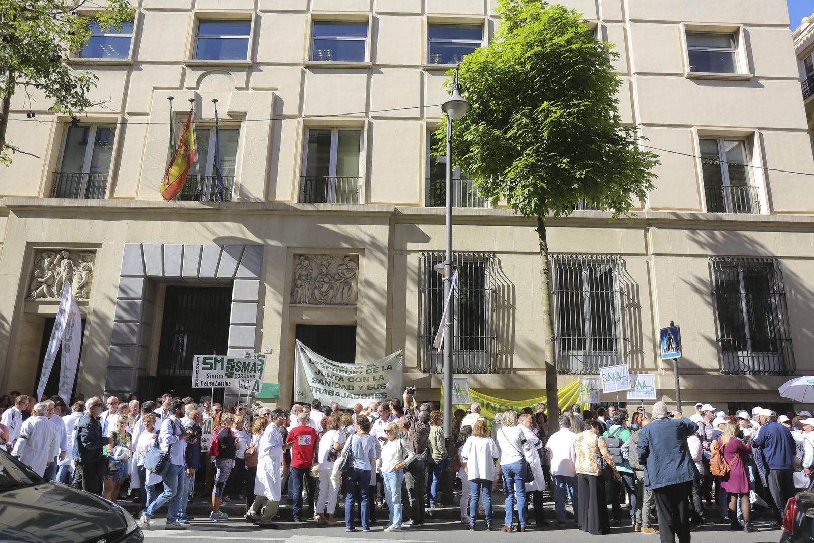 Imagen de archivo de una concentración de protesta de médicos ante la Delegación de Salud de Málaga.