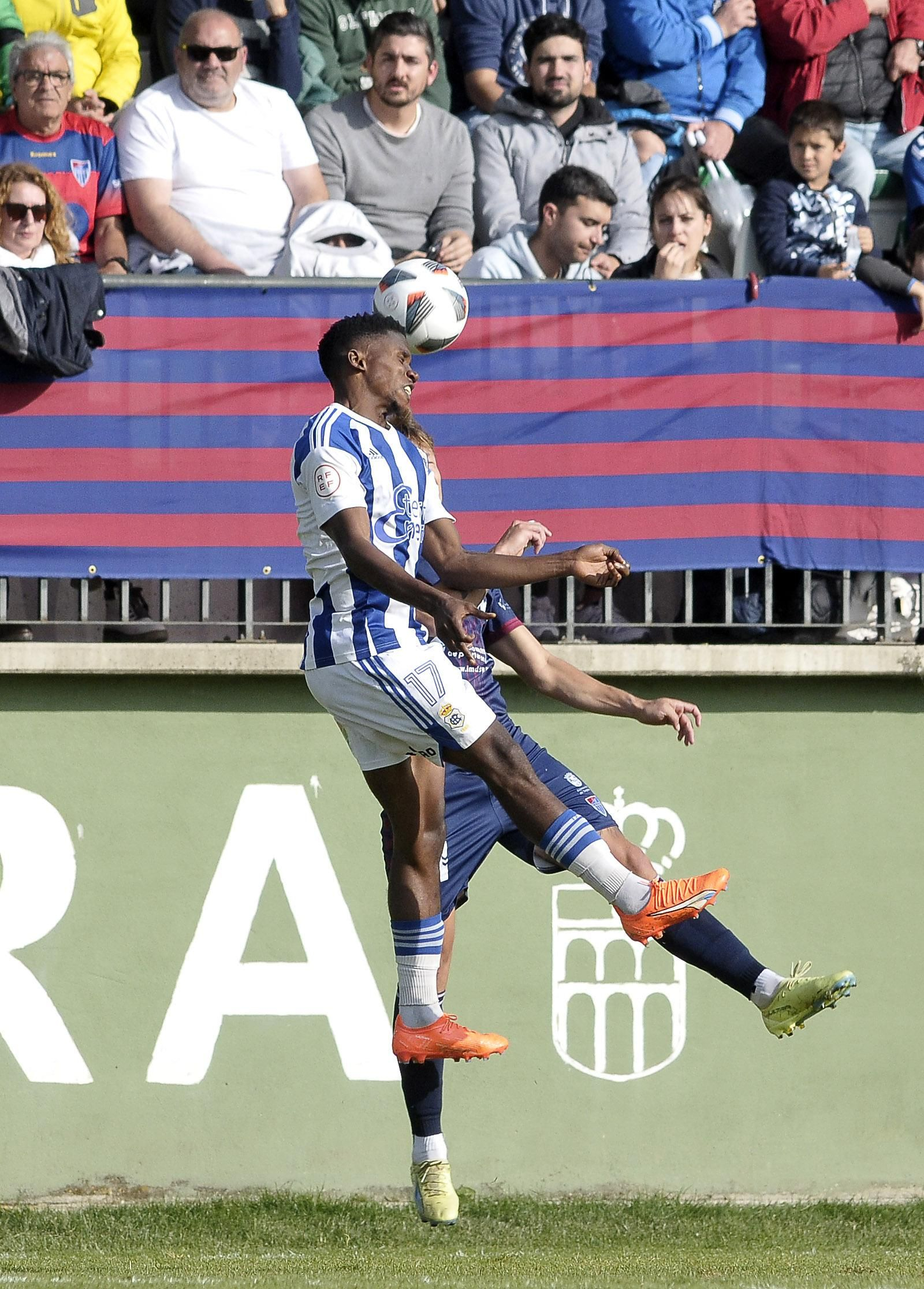 Imágenes del partido entre la Segoviana y el Recre en La Albuera