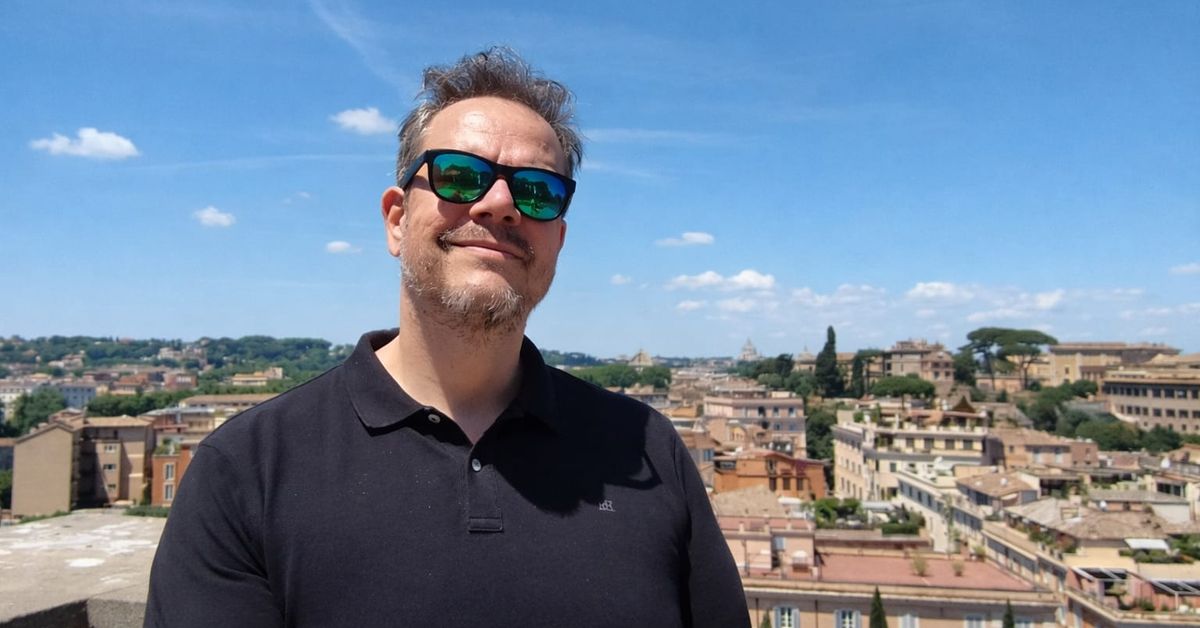 Una comedia negra con un muerto y mucha bechamel