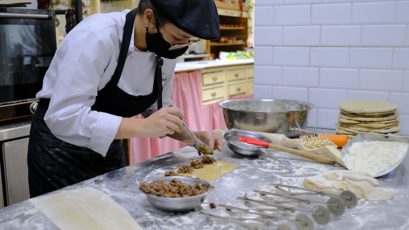 Preparación de los raviolis con rabo de toro.
