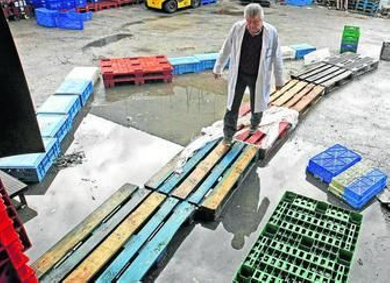 Imagen del aspecto que presentaba ayer el acceso a una nave en el polígono El Portal.