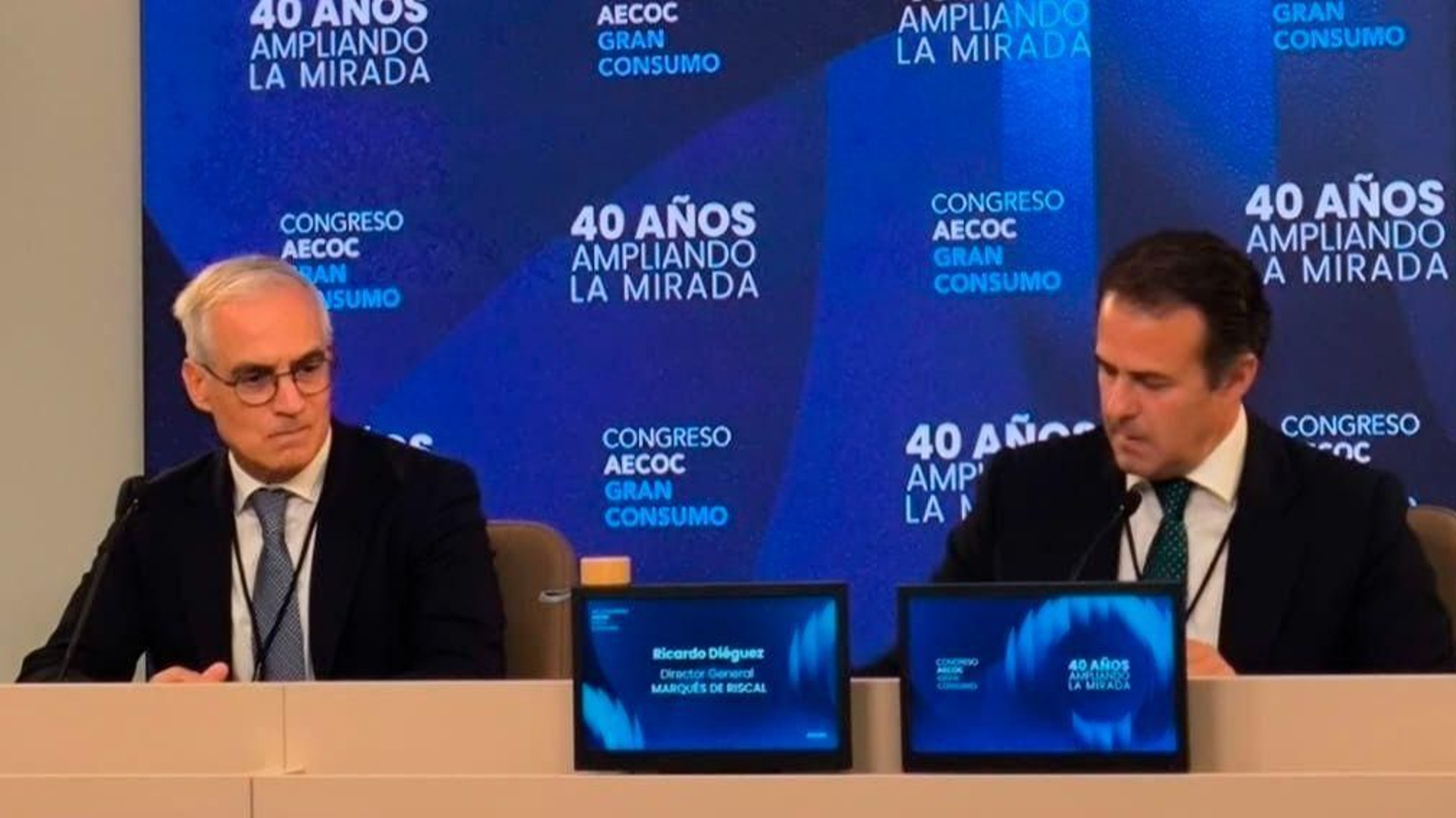 El director general de la Federación Española del Vino y su homólogo en Marqués de Riscal, en el Congreso de Aecoc. El director general de la Federación Española del Vino y su homólogo en Marqués de Riscal, en el Congreso de Aecoc.