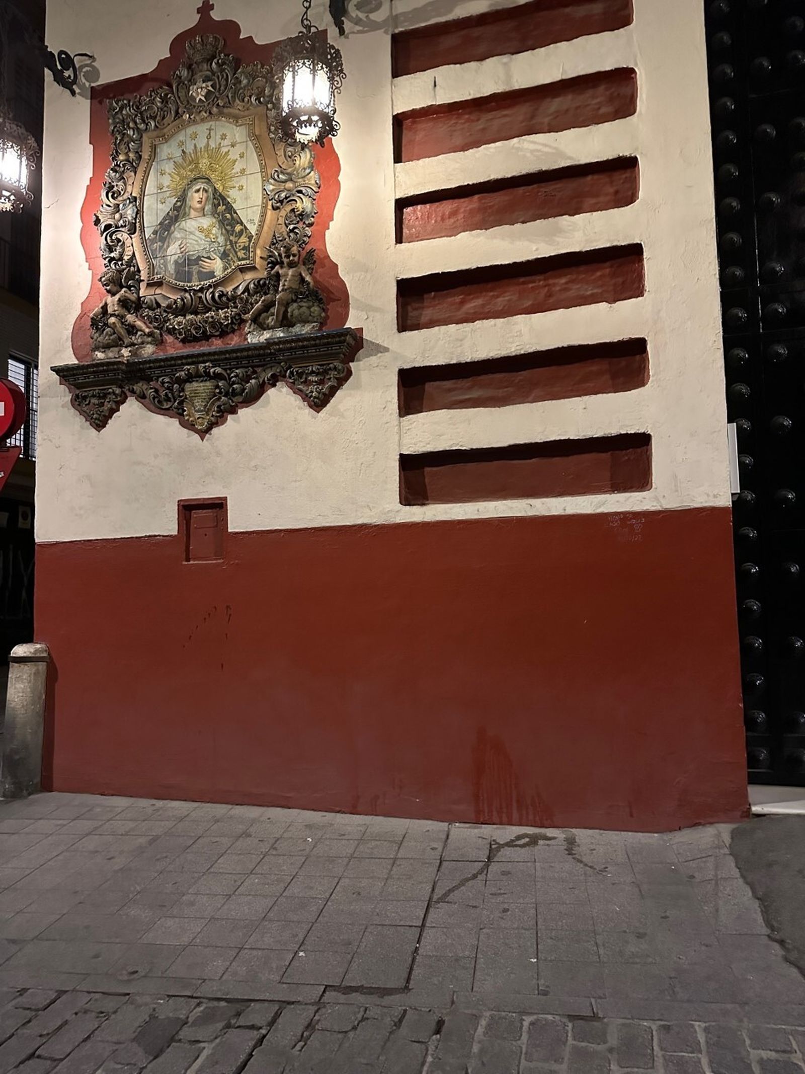 Un orín de perro en la puerta de la iglesia de San Buenaventura.