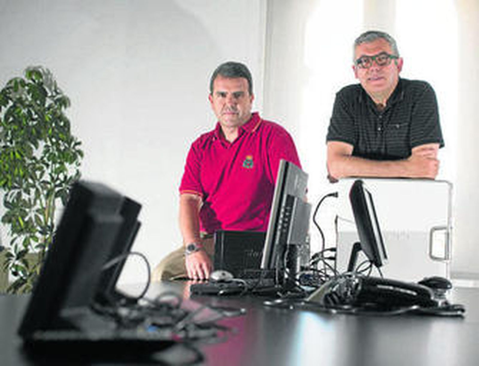 A la izquierda, Christian Moreno y a su lado Emilio Martínez, en la sede de Agnitio.