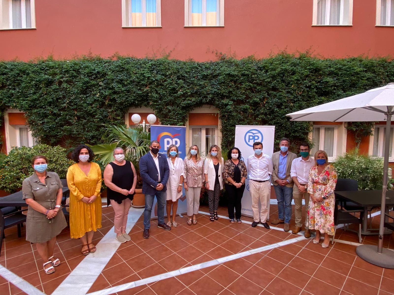 Imagen de grupo tras la constitución del nuevo comité ejecutivo  de la formación popular en Chiclana.