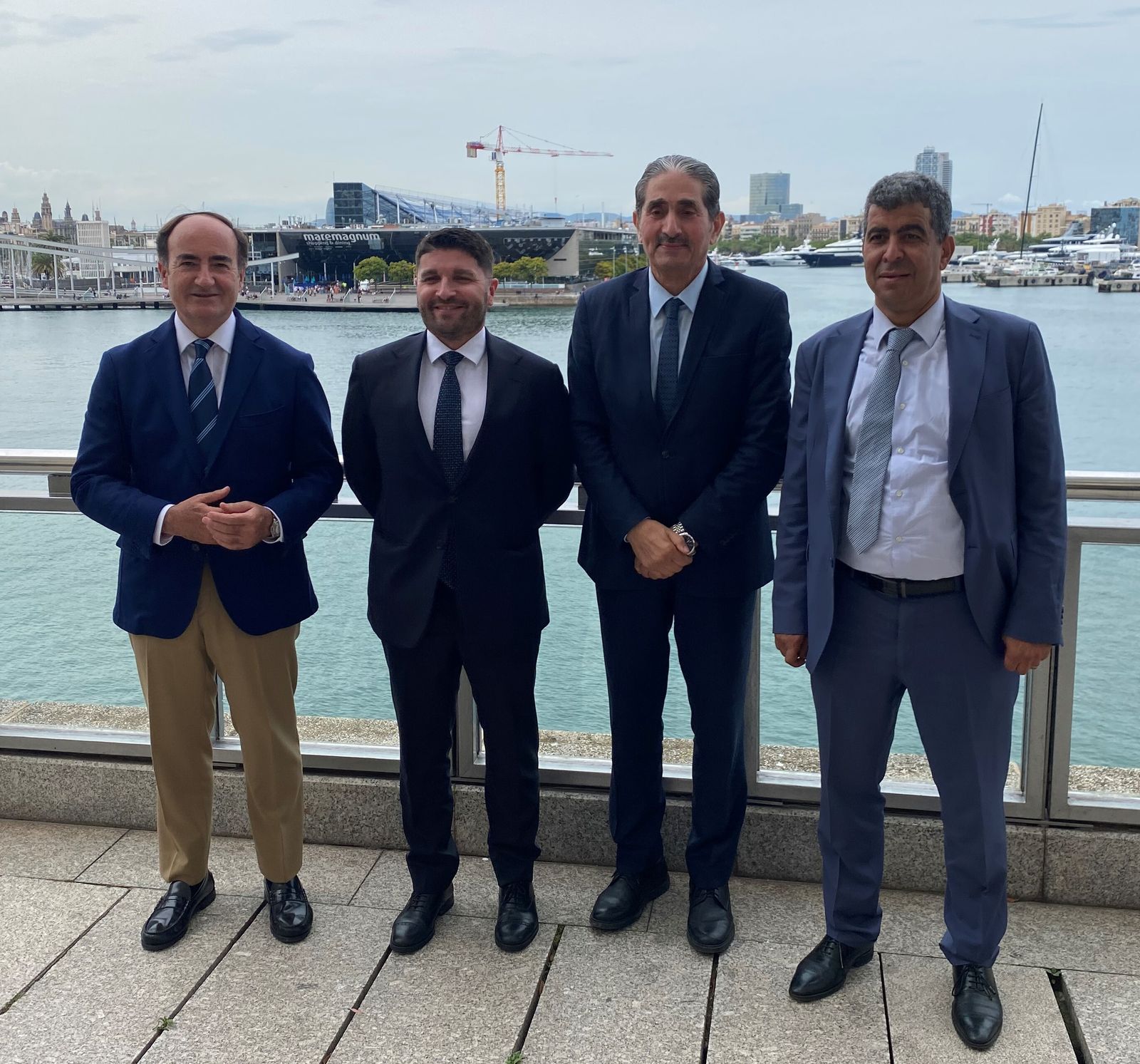 Gerardo Landaluce, a la izquierda, junto a la directiva de MedPorts.