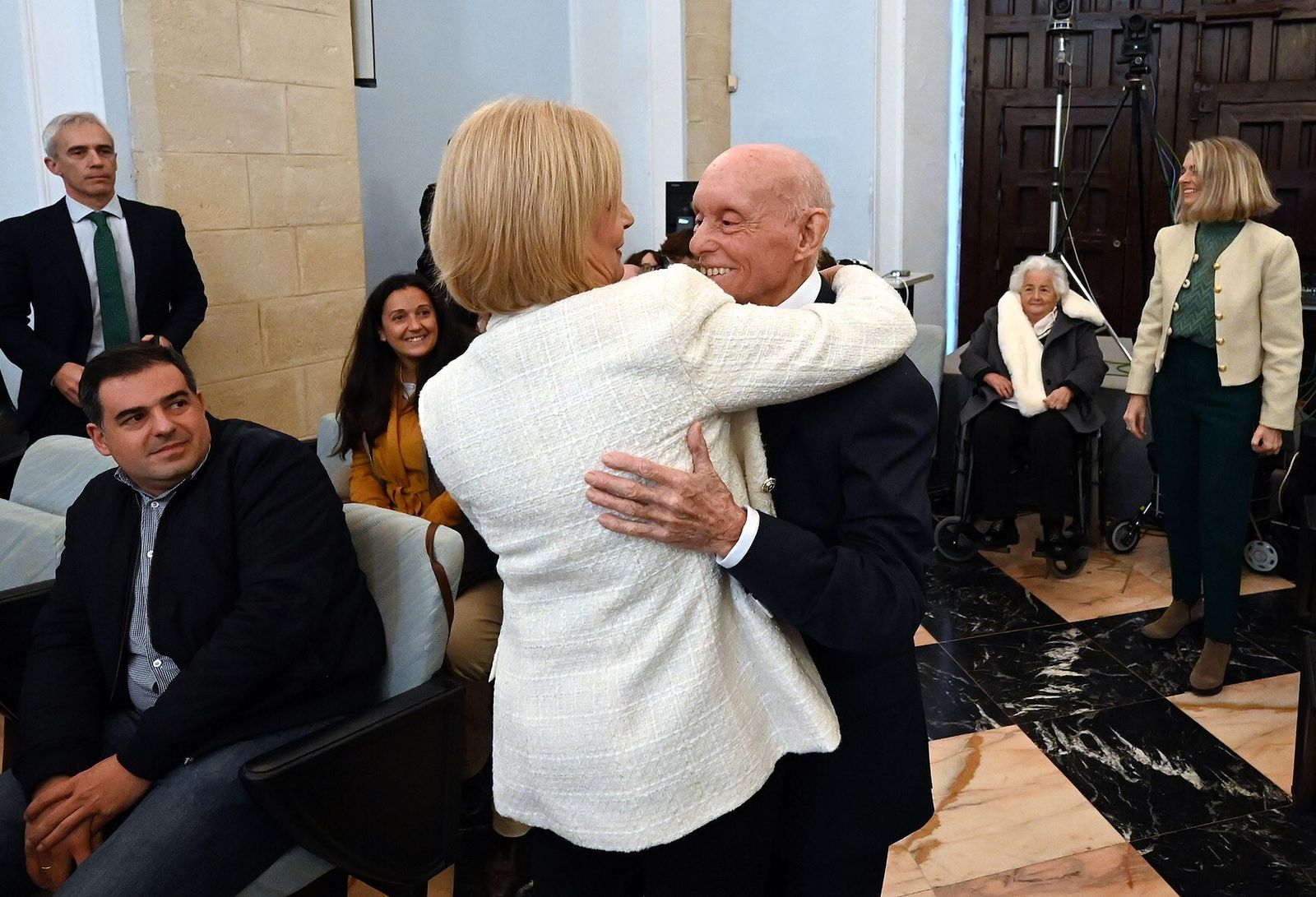 La alcaldesa felicita en el pleno a Antonio Gómez Moreno.