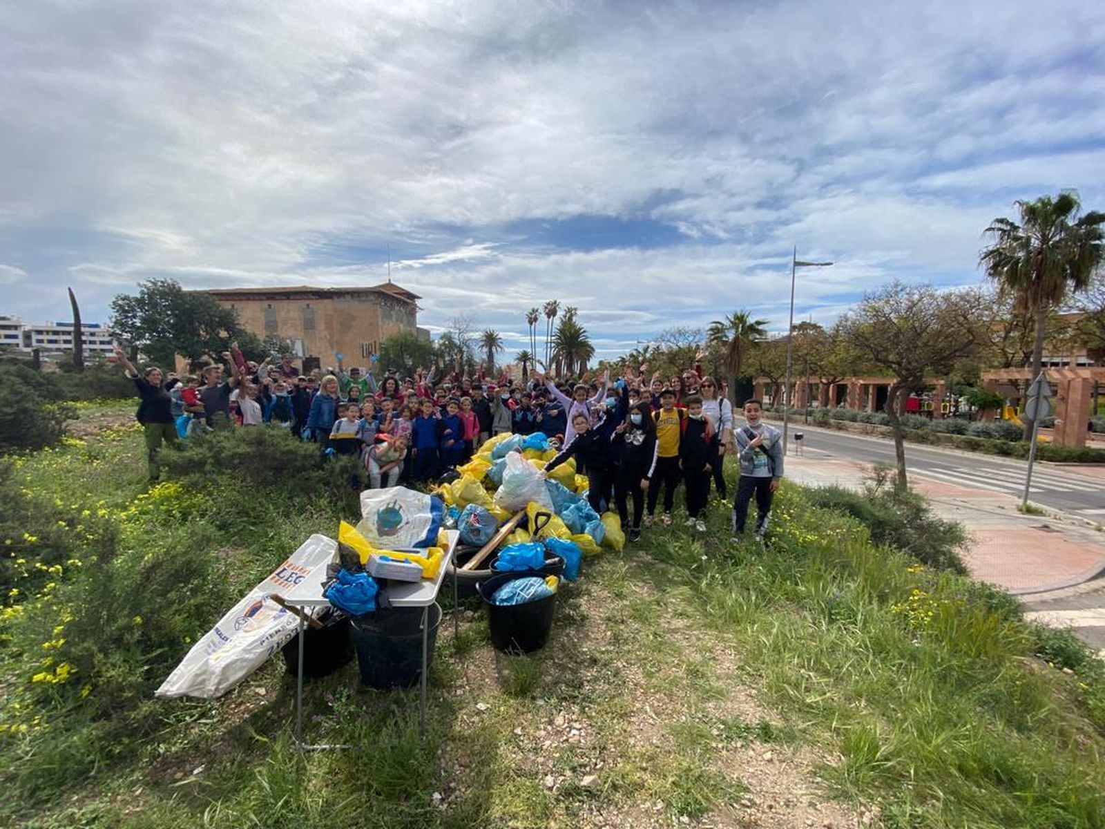 Alumnos del CEIP San Valentín limpian La Molineta y recogen kilos de basura