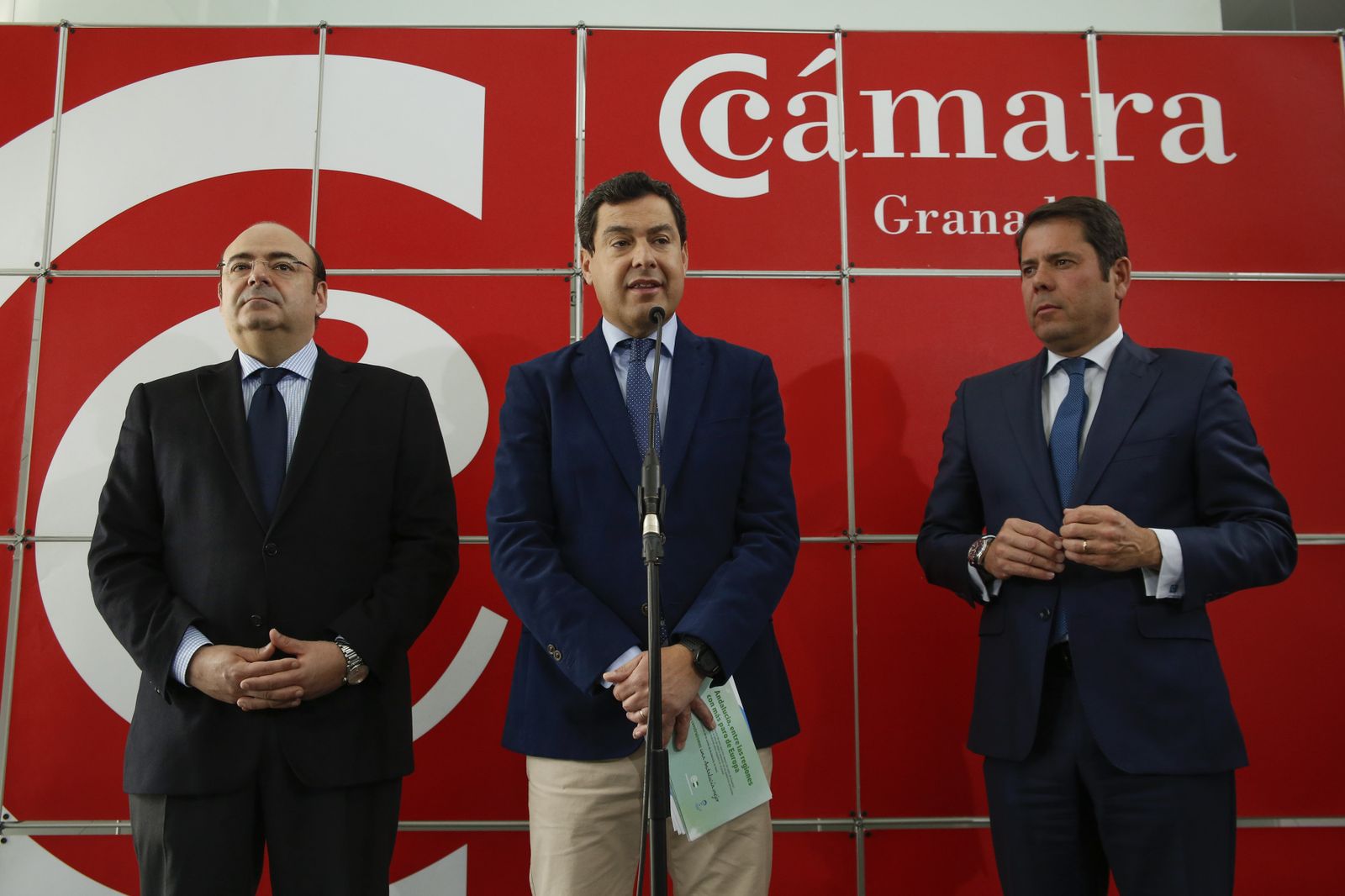 Sebastián Pérez (i), Juanma Moreno y Gerardo Cuerva, ayer en la Cámara de Comercio.