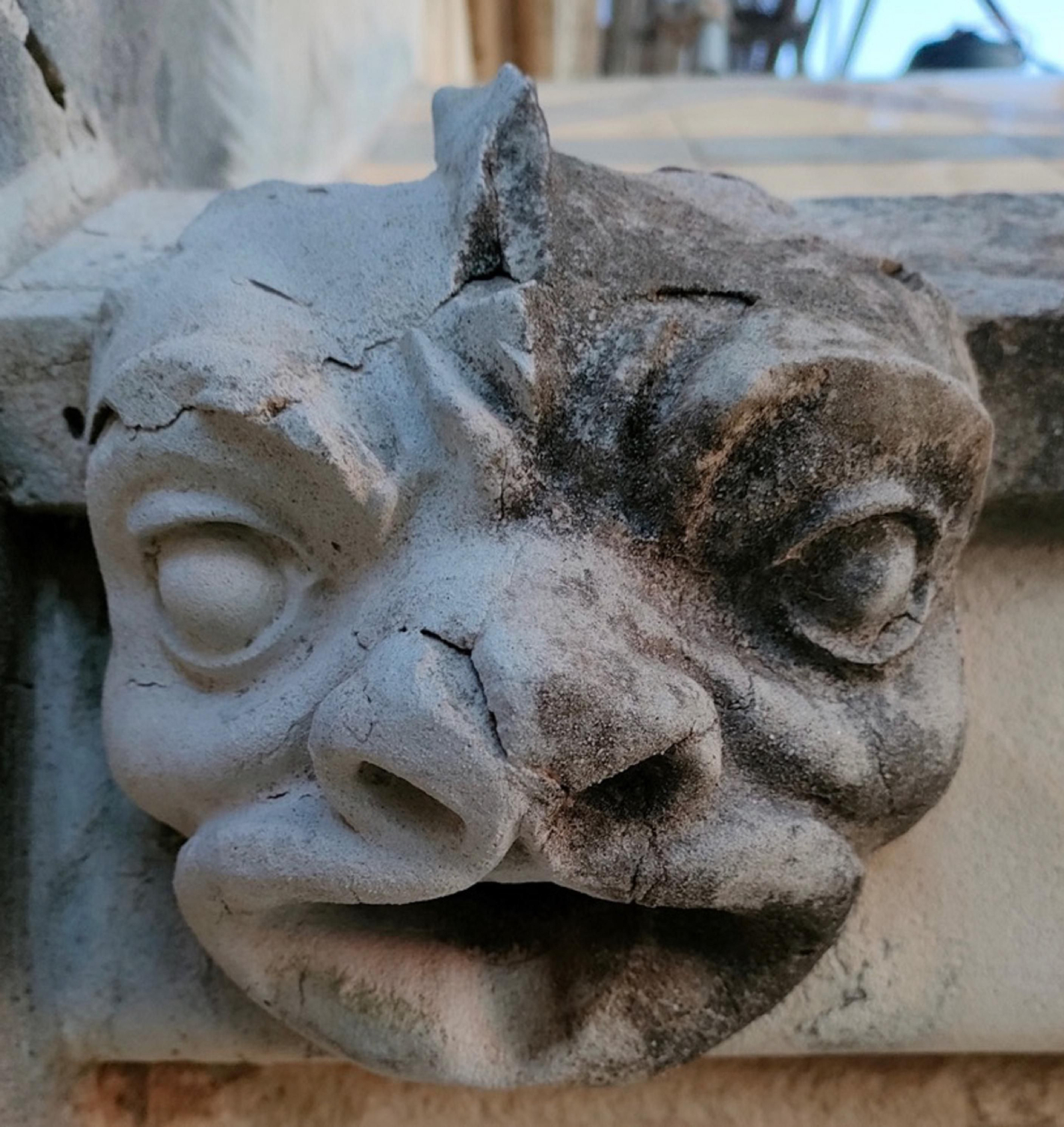 Un ejemplo del antes y el después de la restauración en uno de los elementos de la capilla