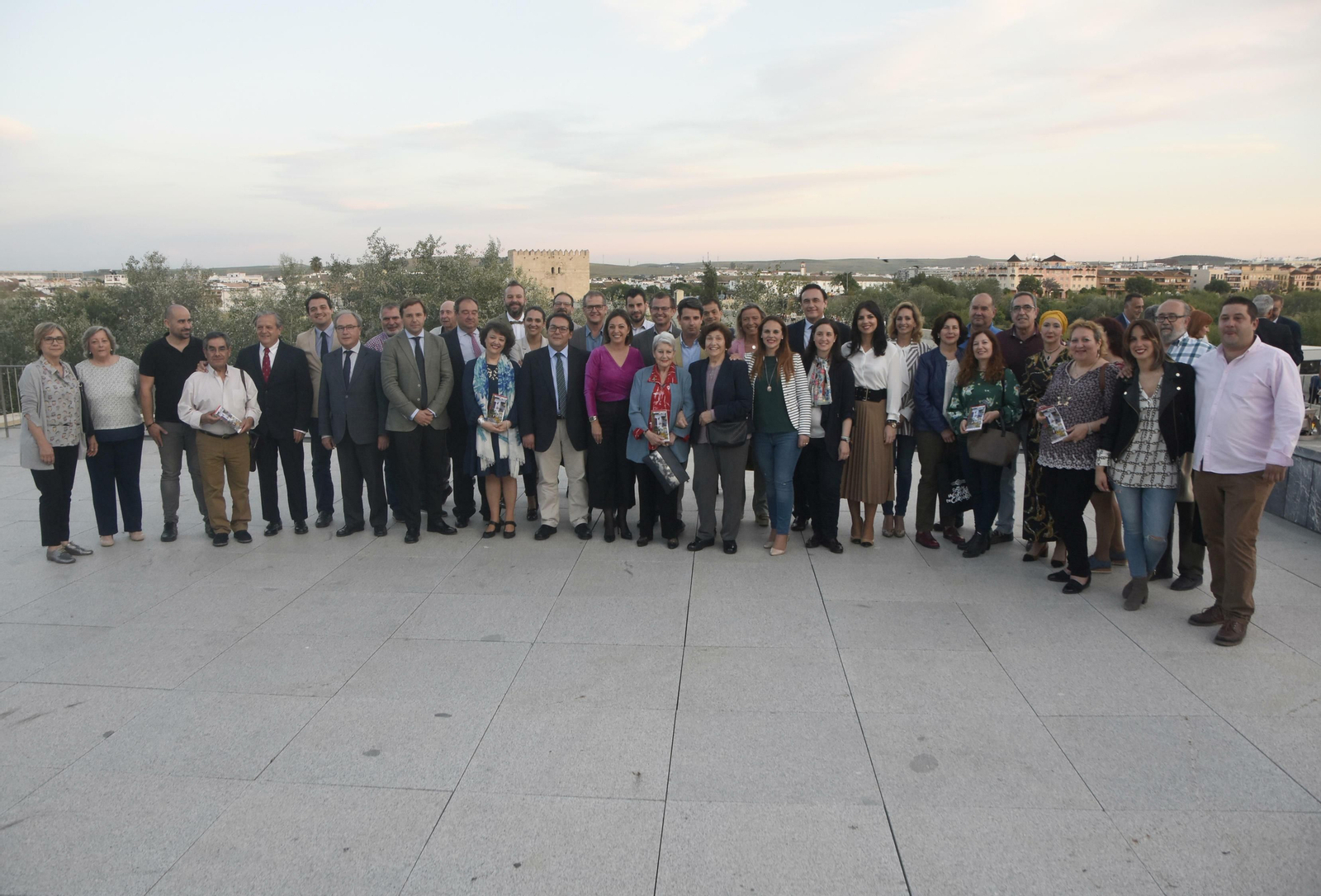 Las autoridades, con propietarios de Patios, en el Centro de Recepción de Visitantes.