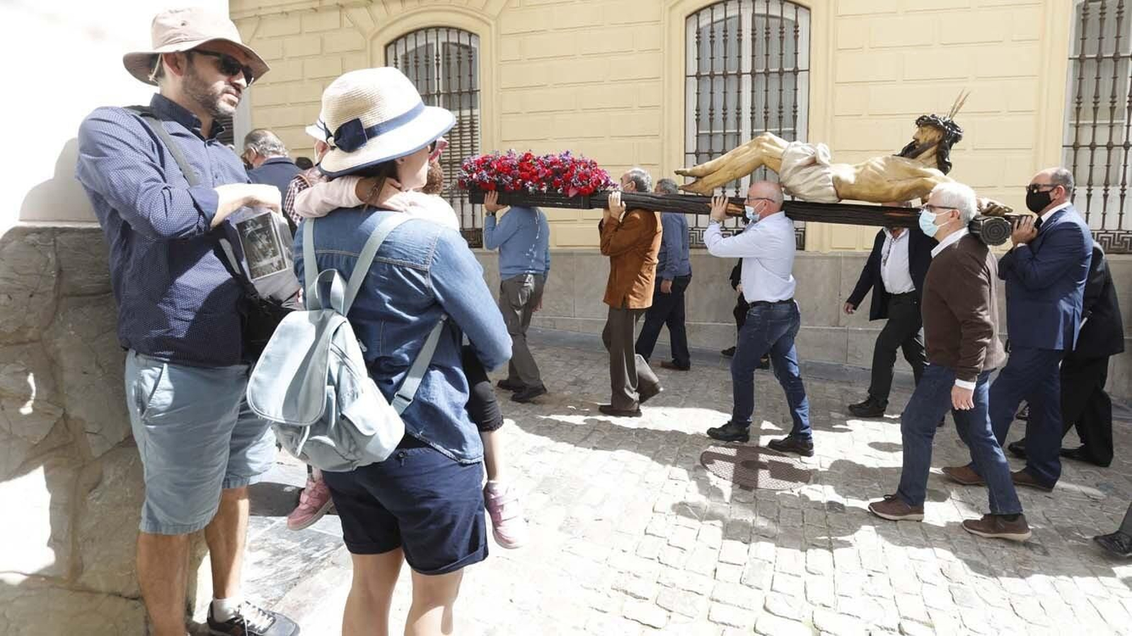 Dos turistas observan una procesión en Tarifa el pasado Viernes Santo.