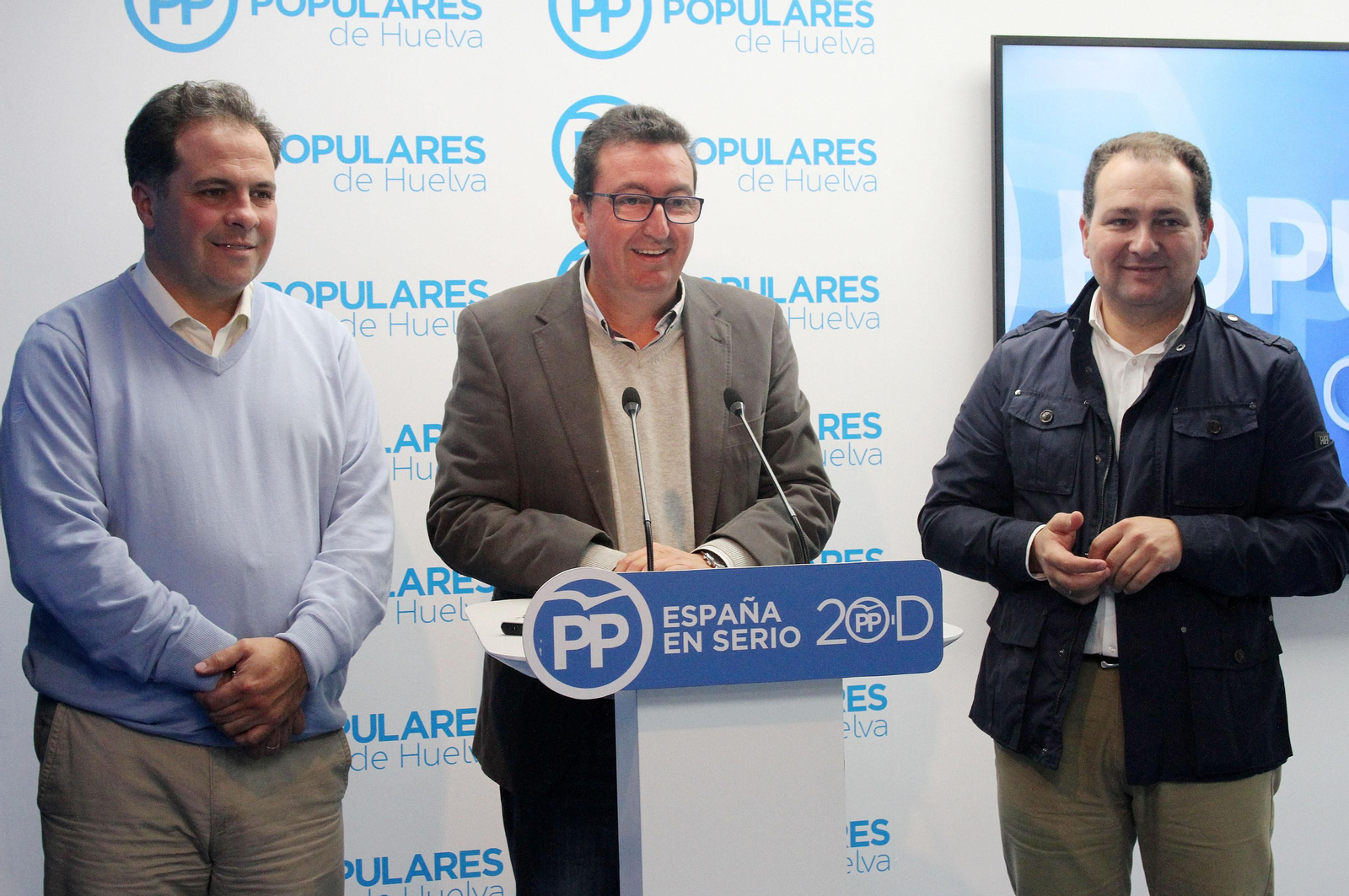Juan Carlos Duarte, Manuel Andrés González y David Toscano, durante una rueda de prensa en la sede del PP.