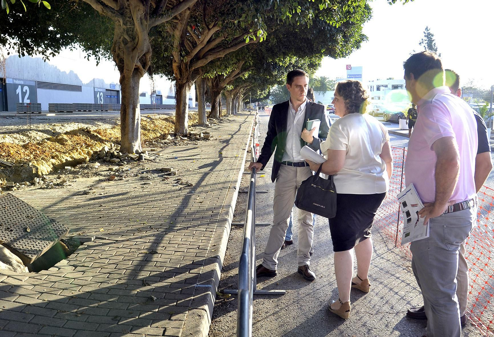 Jaime Espinar y Belén de la Cuadra, revisando el arbolado en un punto de la ciudad Jaime Espinar y Belén de la Cuadra, revisando el arbolado en un punto de la ciudad