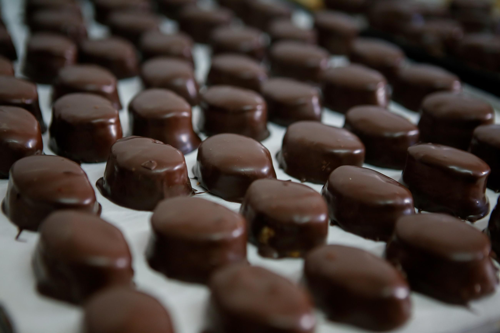 La pastelería La Tarifeña prepara por Navidad sus famosas cajillas, turrones y roscones, en imágenes