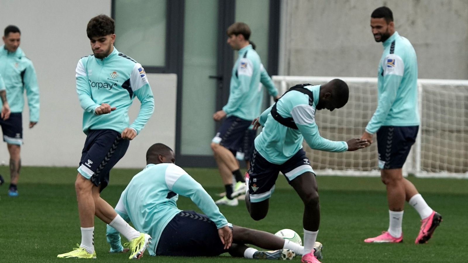 William Carvalho le roba el balón a Sabaly en la sesión de este pasado lunes.