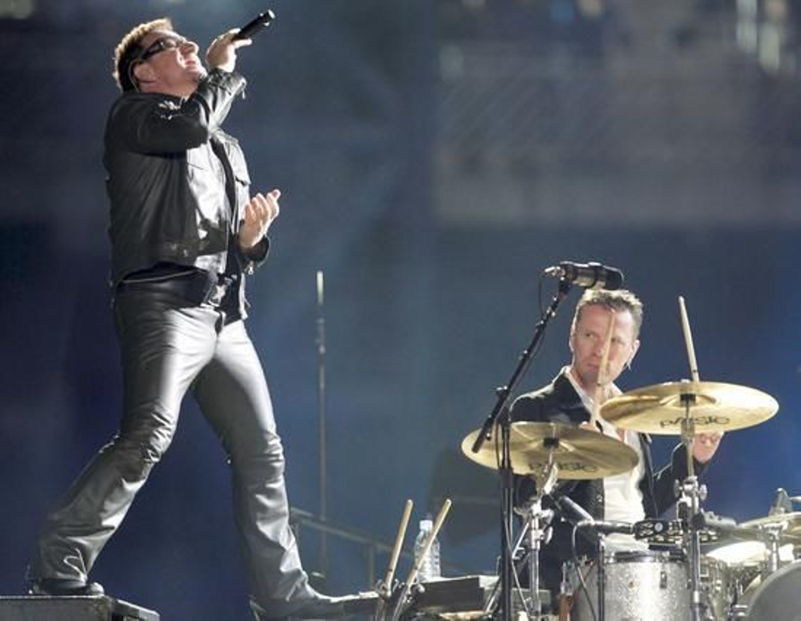 La banda irlandesa U2 convence a sus seguidores en San Sebastián. / EFE, AFP, Reuters