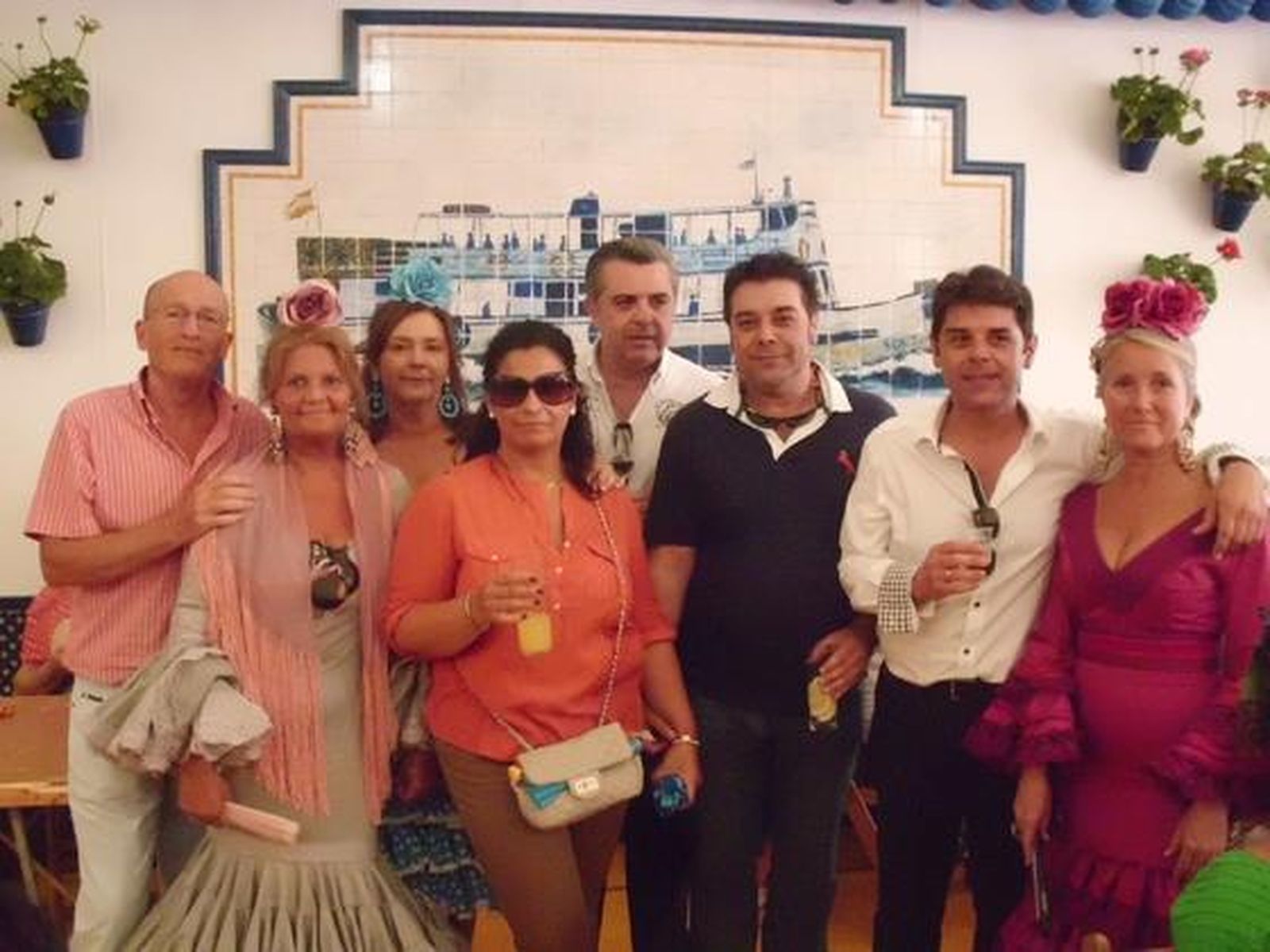 Paco Fernández Lira, Charo Arce, Bernardo García, Milagros Pérez, Fernando García, Lorena Sánchez, Miguel Vargas y Carmen Tejada, disfrutando de la Feria entre amigos.