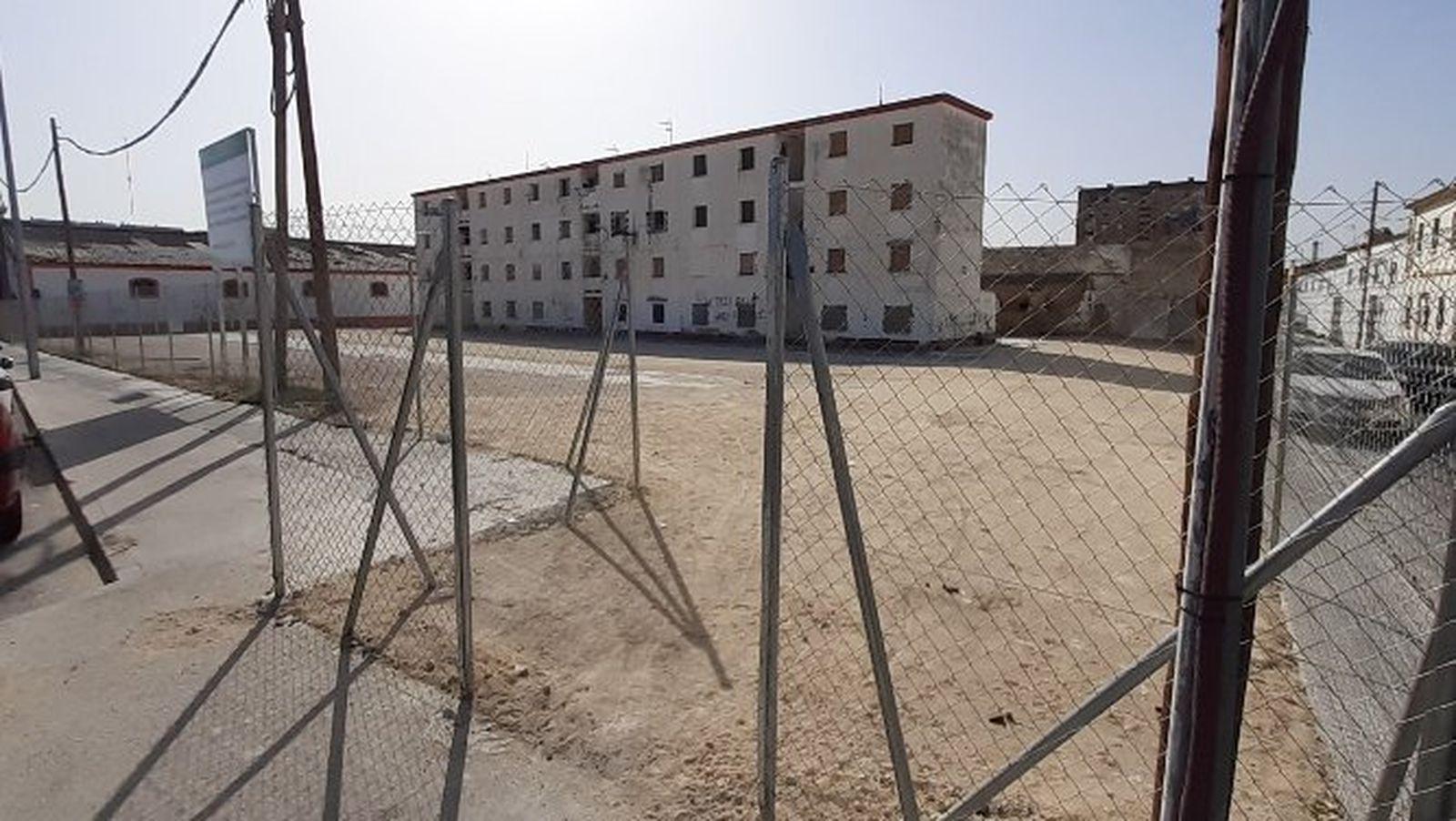 Último edificio que queda en pie de la barriada José Antonio de El Puerto.