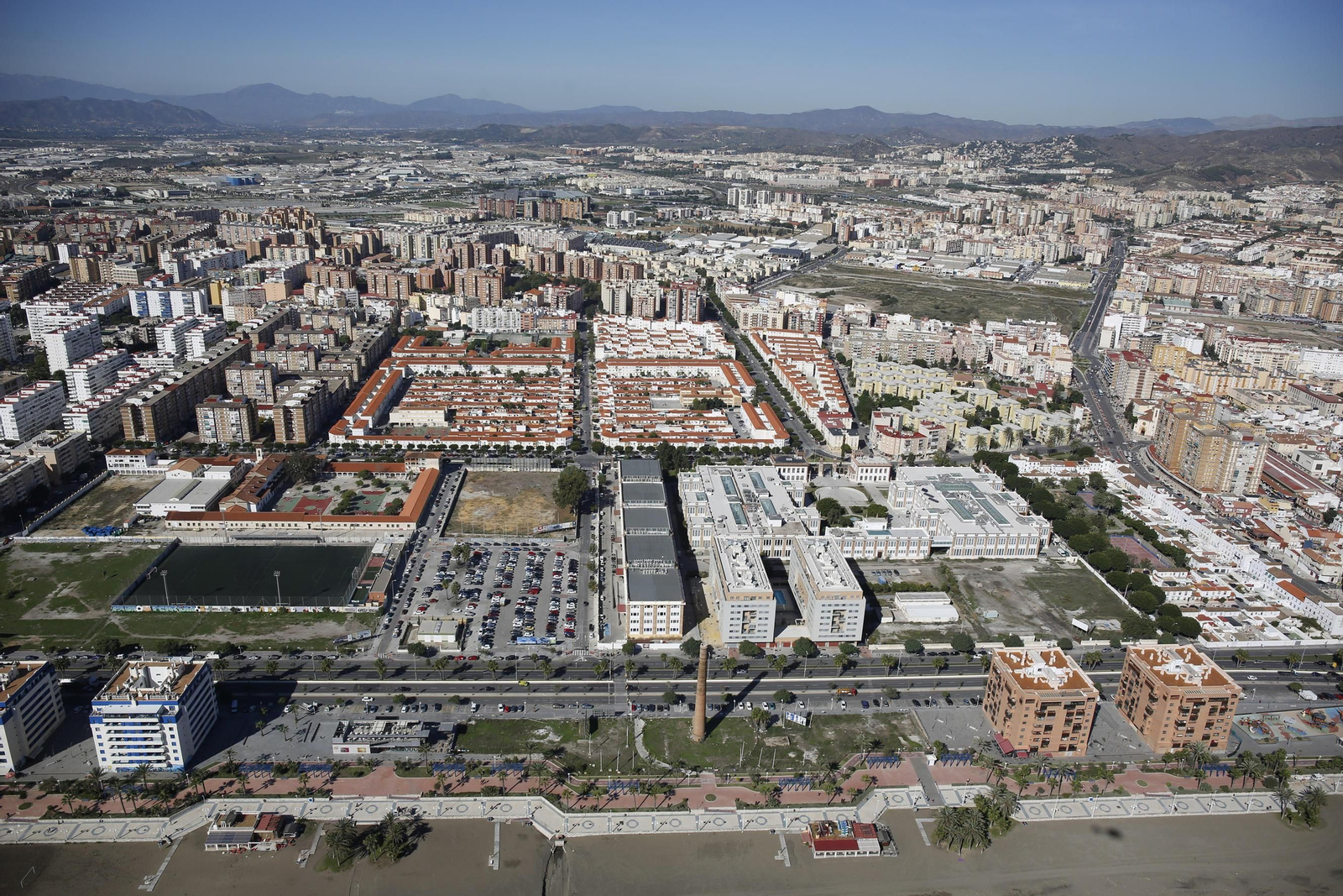 El solar elegido sirve hoy de aparcamiento de coches y se observa a la izquierda de Tabacalera.