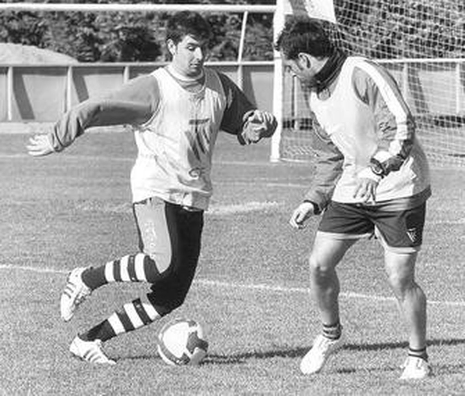 Javi Flores encara a Arteaga, ayer.