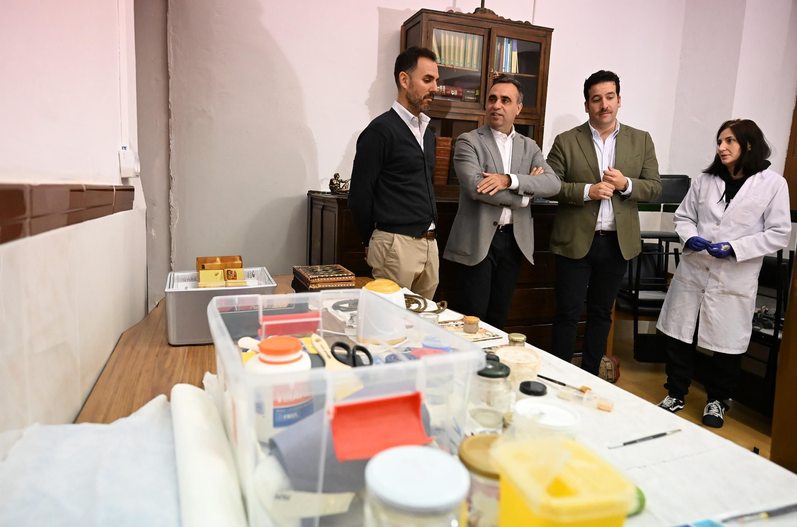 Visita realizada para conocer el estado de la restauración del Cristo de la Paciencia, imagen propiedad de la Diputación