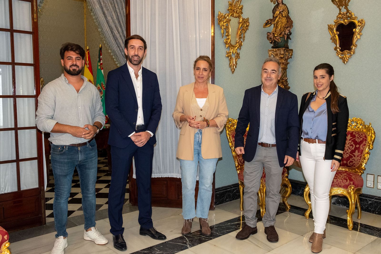 Almudena Martínez posa con los responsables de AJE.