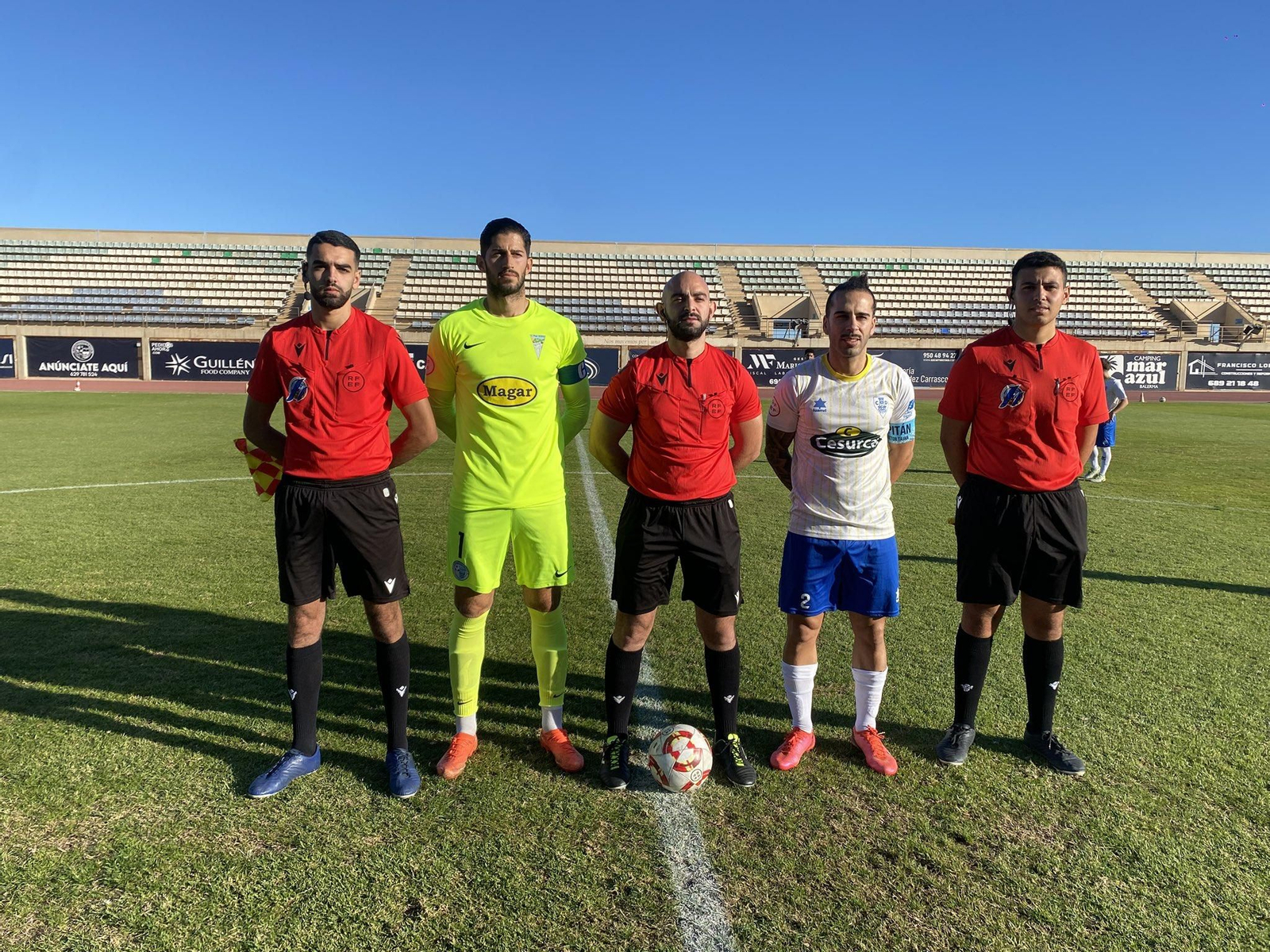 Los capitanes del Poli El Ejido y del Huétor Tájar posan con el trío arbitral antes del comienzo del encuentro en Santo Domingo.