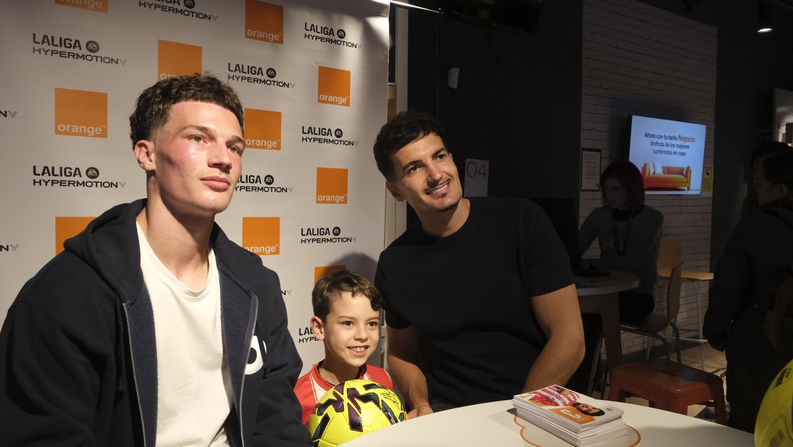 Búscate en las fotos de la firma de los jugadores de la U.D. Almería en la tienda Orange